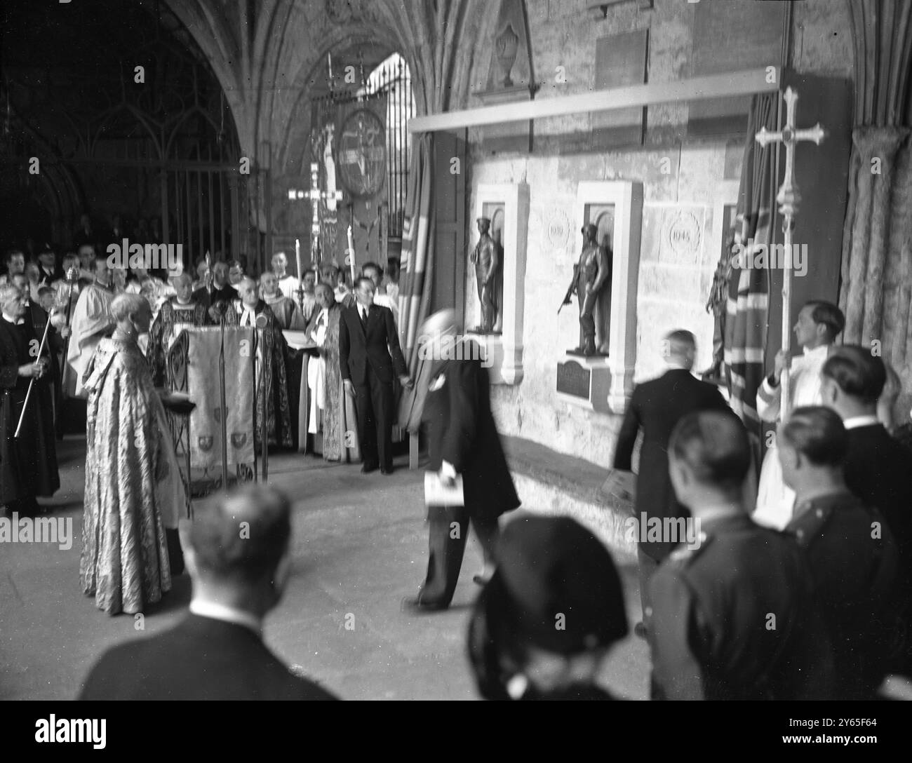 Churchill dévoile Abbey War Memorial Un mémorial à l'abbaye de Westminster , aux officiers et aux officiers de la branche sous-marine de la Royal Navy , qui ont perdu la vie dans les guerres de 1914-18 et 1939-45 , et à tous les rangs des Commandos et des forces aéroportées tués dans la guerre de 1939-45 a été dévoilé par M. Winston Churchill Britains leader de la guerre . Le mémorial se compose de trois figures de bronze , de trois pieds de haut , dessinées par M. Gilbert Ledward . Ils représentent un homme sous-marin à l'affût , un Commando avec un pistolet tommy prêt à l'action , et un parachutiste en équipement complet . Ils sont fixés sur bloc de pierre Banque D'Images