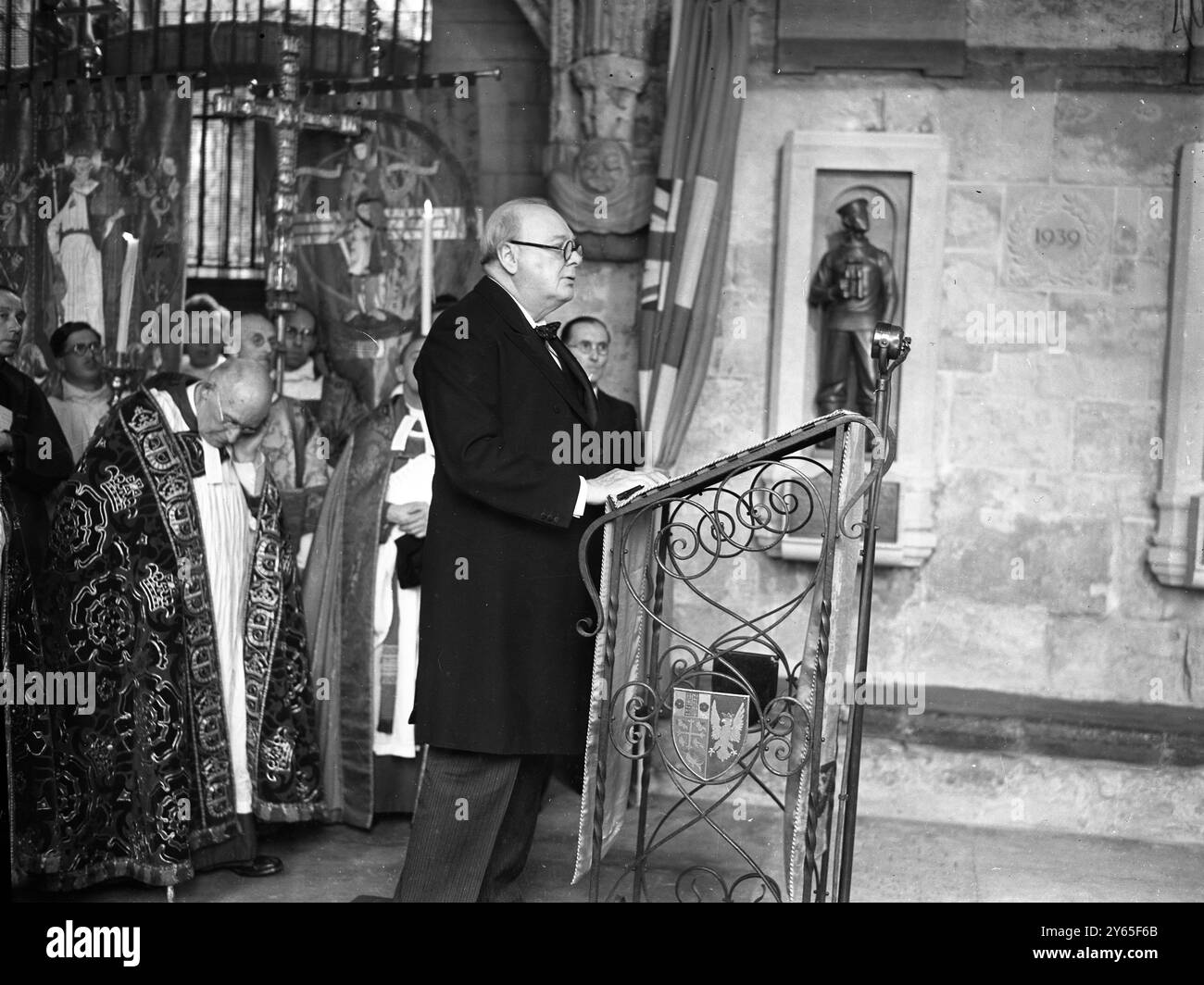 Churchill dévoile Abbey War Memorial Un mémorial à l'abbaye de Westminster , aux officiers et aux officiers de la branche sous-marine de la Royal Navy , qui ont perdu la vie dans les guerres de 1914-18 et 1939-45 , et à tous les rangs des Commandos et des forces aéroportées tués dans la guerre de 1939-45 a été dévoilé par M. Winston Churchill Britains leader de la guerre . Le mémorial se compose de trois figures de bronze , de trois pieds de haut , dessinées par M. Gilbert Ledward . Ils représentent un homme sous-marin à l'affût , un Commando avec un pistolet tommy prêt à l'action , et un parachutiste en équipement complet . Ils sont fixés sur bloc de pierre Banque D'Images