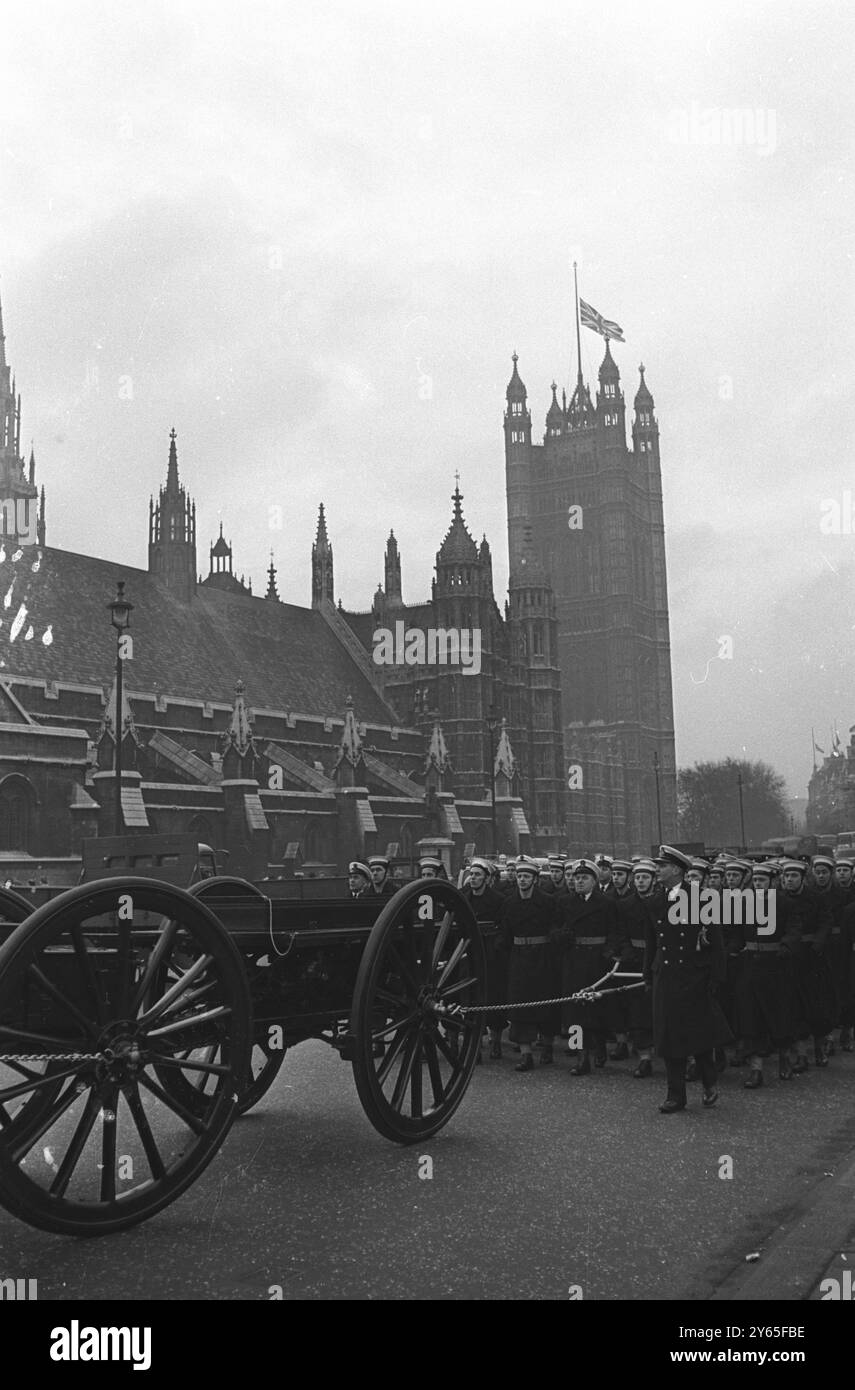 Gun Carriage passes ' Hall of Kings ' photographié passant Westminster Hall , où Sir Winston Churchill était couché en état à l'intérieur , est le chariot d'armes sur lequel son cercueil a été placé pour les funérailles d'État . 27 janvier 1965 Banque D'Images