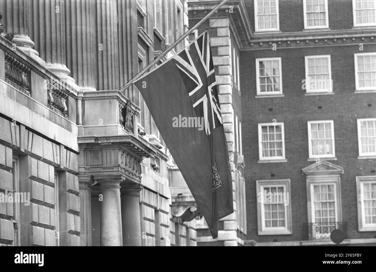 Hommage du Canada le drapeau canadien flotte en Berne à la Maison du Canada , bureau du haut-commissaire du Canada à Londres , en hommage au regretté sir Winston Churchill . L'homme d'État britannique de 90 ans est mort peu après 8 heures du matin. 24 janvier 1965 Banque D'Images