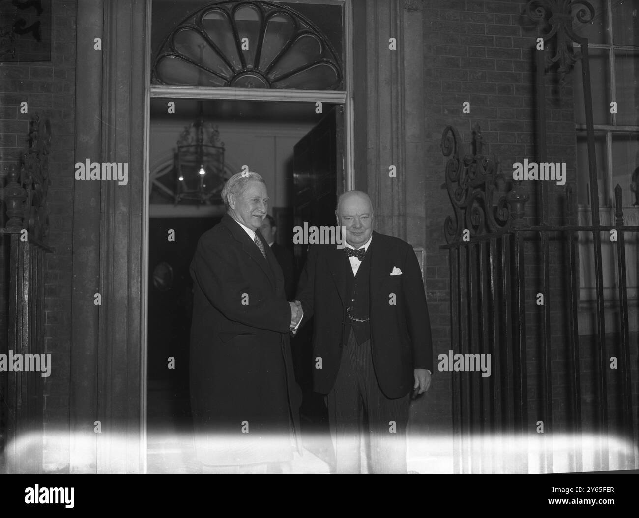 Nouvel ambassadeur des États-Unis déjeuners avec M. Churchill à Downing Street M. Winthrop . A . Aldrich , le nouvel ambassadeur américain à la cour de St James , s'est rendu au 10 Downing Street , où il a rencontré M. Anthony Eden , ministre des Affaires étrangères, et M. Winston Churchill , premier ministre . Il est resté déjeuner. M. Aldrich succède à M. Walter Gifford comme ambassadeur et présentera ses lettres de créance à sa Majesté la Reine M. Winston Churchill serre la main en adieu à M. Winthrop A. Aldrich , le nouvel ambassadeur américain après avoir déjeuné ensemble le 12 février 1953 Banque D'Images