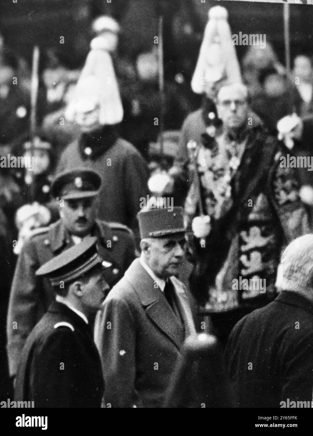 De Gaulle arrive à St Paul sur la photo arrivant à St Paul pour le service funéraire des funérailles d'Etat de Sir Winston Churchill est le général Charles de Gaulle , Président de la France , en uniforme militaire . 30 janvier 1965 Banque D'Images