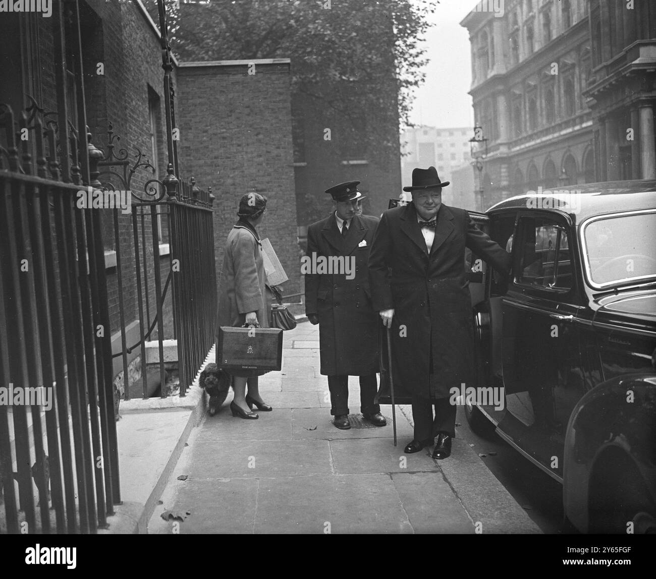 Sir Winston se rend en ville pour déjeuner avec Big Three Diplomatic Activity dimanche à Downing Street, les trois pourparlers de pouvoir entre la Grande-Bretagne , les Etats-Unis et la France se sont poursuivis au Foreign Office , Londres . A la fin de la séance de ce matin, les trois ministres des affaires étrangères sont passés du ministère des affaires étrangères au 10 Downing Street , où ils ont déjeuné avec Sir Winston Churchill Sir Winston Churchill arrivant à Noo 10 Downing Street avec son chien ' Rufus ' pour le déjeuner. Sir Winston avait conduit de sa maison à Chartwell, Kent le 18 octobre 1953 Banque D'Images