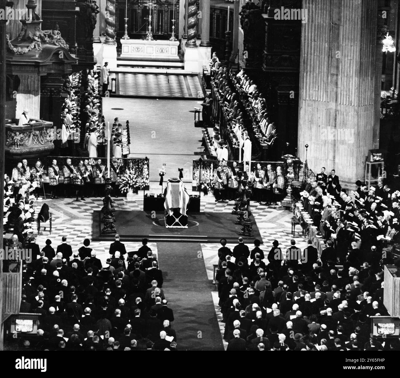 À l'intérieur de St Paul's Une vue des funérailles d'État de Sir Winston Churchill dans la cathédrale St Paul. 30 janvier 1965 Banque D'Images