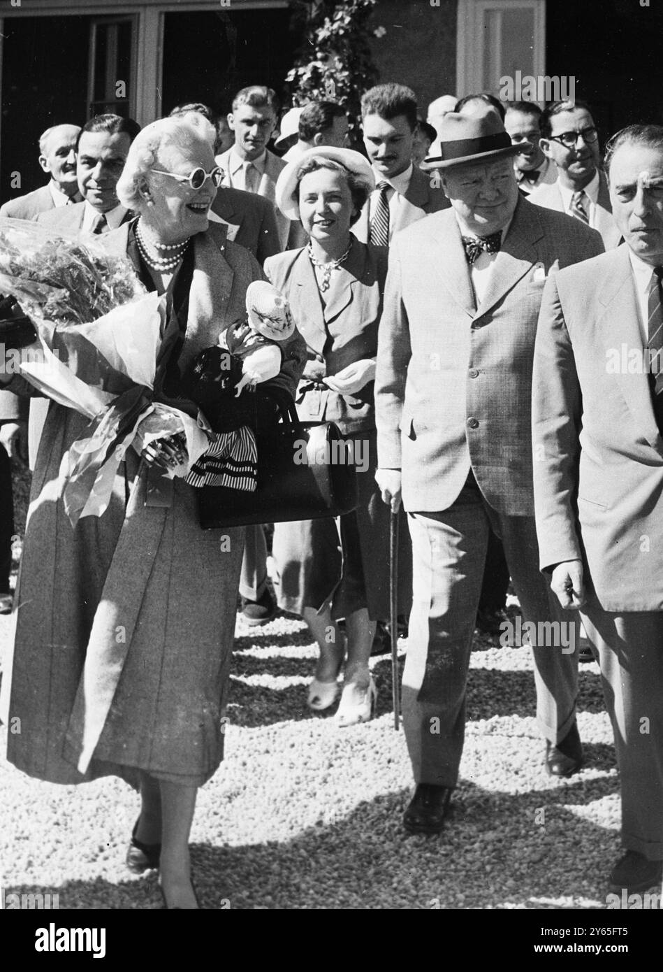 Les Churchill arrivent sur la Côte d'Azur pour les vacances le premier ministre M. Winston Churchill et Mme Churchill sont arrivés mardi à Nice sur la Côte d'Azur pour commencer leurs vacances. M. Churchill a repris les commandes de l'avion du BEA au-dessus des Alpes françaises , il a piloté à 17 500 pieds pendant dix minutes au-dessus de Grenoble . M. Churchill a dit qu'il avait l'intention de se reposer , de bien manger et de profiter du soleil et de faire un peu de peinture . M. et Mme Churchill à leur arrivée à l'aéroport de Nice le 11 septembre 1952 Banque D'Images