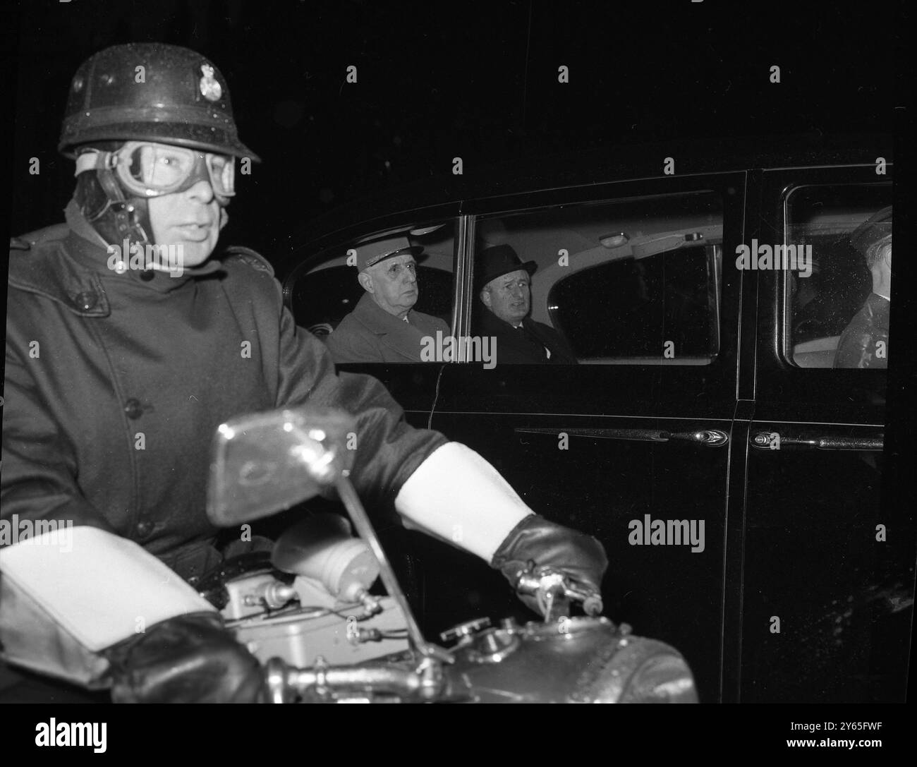 De Gaulle escorté à Westminster le général Charles de Gaulle ( à gauche , arrière-plan ) le président de la France est montré à son arrivée à Westminster Hall où il a vu Sir Winston Churchill , son compagnon de guerre gisant en état. 29 janvier 1965 Banque D'Images