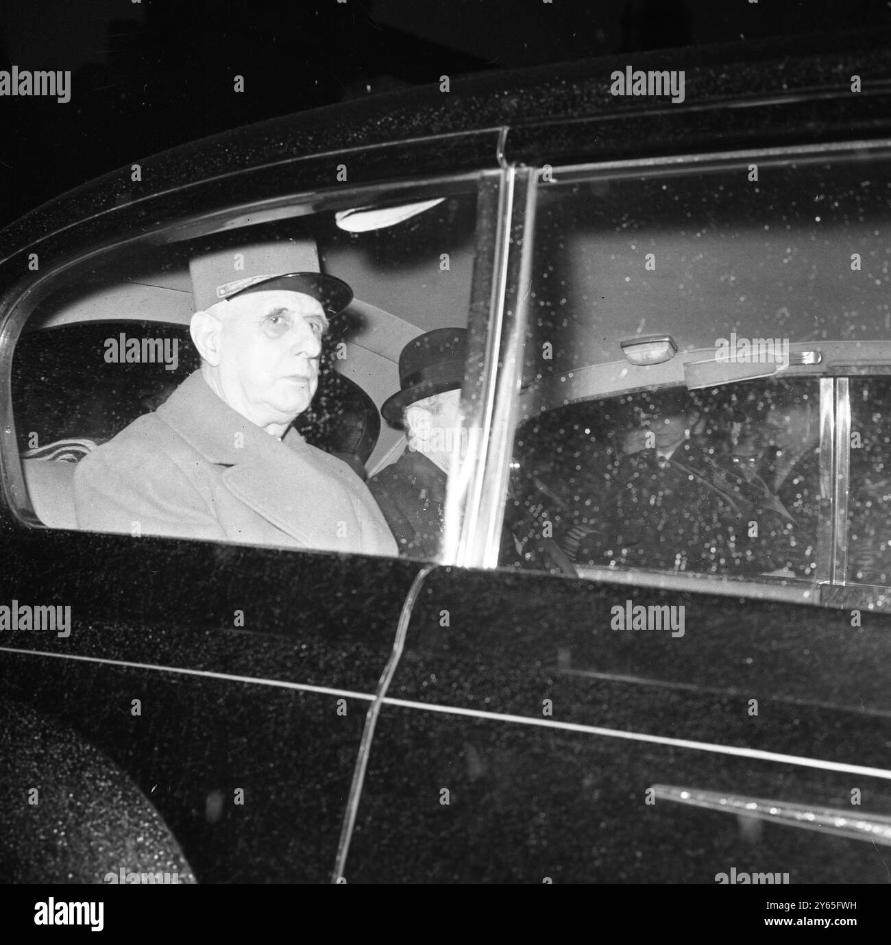 De Gaulle au ' Hall of Kings ' triste oeil général Charles de Gaulle , Président de la France est montré dans sa voiture à son arrivée au Westminster Hall à Londres , où dans le Hall of Kings il a enlevé son chapeau et s'est tenu devant le catafalque à l'égard de son camarade de temps de guerre, Sir Winston Churchill dont il assistera aux funérailles d'Etat . 29 janvier 1965 Banque D'Images