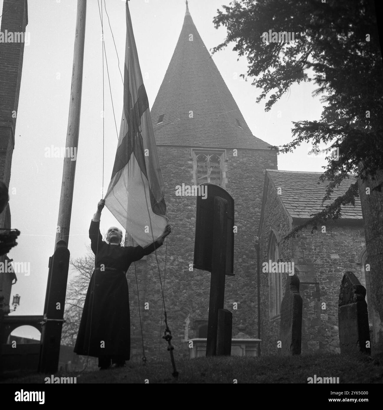 Hommage de Westerham chanoine Aidan Chapman , vicaire de l'église paroissiale de Westerham , abaisse la croix de St George en Berne à l'extérieur de l'église en hommage au regretté Sir Winston Churchill . 24 janvier 1965 Banque D'Images Hommage de Westerham chanoine Aidan Chapman , vicaire de l'église paroissiale de Westerham , abaisse la croix de St George en Berne à l'extérieur de l'église en hommage au regretté Sir Winston Churchill . 24 janvier 1965 Banque D'Images