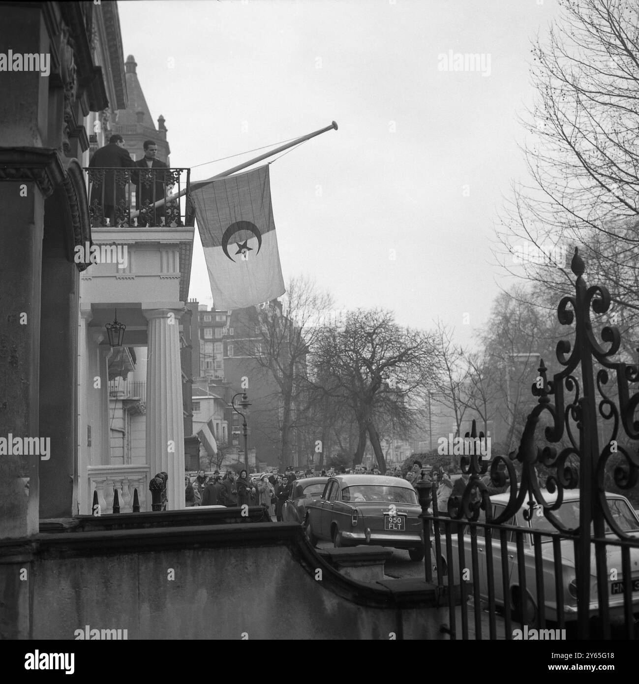 Hommage algérien les fonctionnaires de l'ambassade baissent le drapeau algérien pour se jeter devant l'ambassade algérienne à Londres en hommage à Sir Winston Churchill . 24 janvier 1965 Banque D'Images