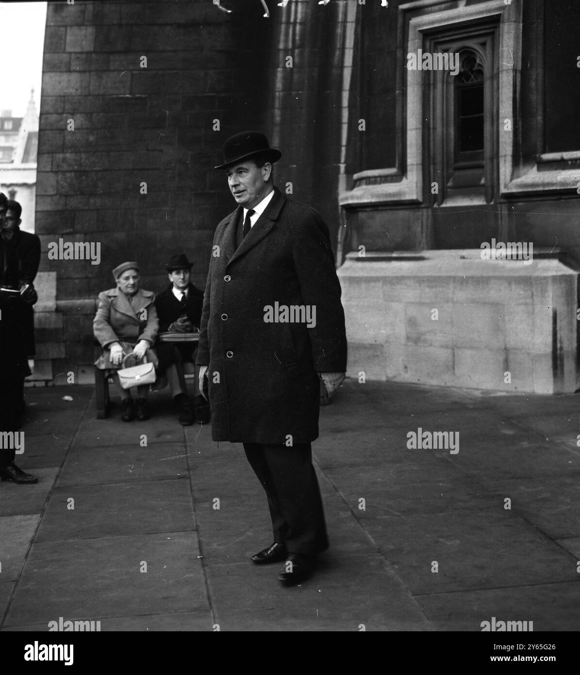 Murray pleure le sergent-détective Edmund Murray , qui a été détective personnel de Sir Winston Churchill pendant quatorze ans , un poste qui a pris fin avec la mort de Sir Winston , est montré à l'entrée de St Stephen des chambres du Parlement , où le premier ministre Harold Wilson a lu le message de S. M. Queen exprimant son souhait que Sir Winston reçoive des funérailles d'État . 25 janvier 1965 Banque D'Images