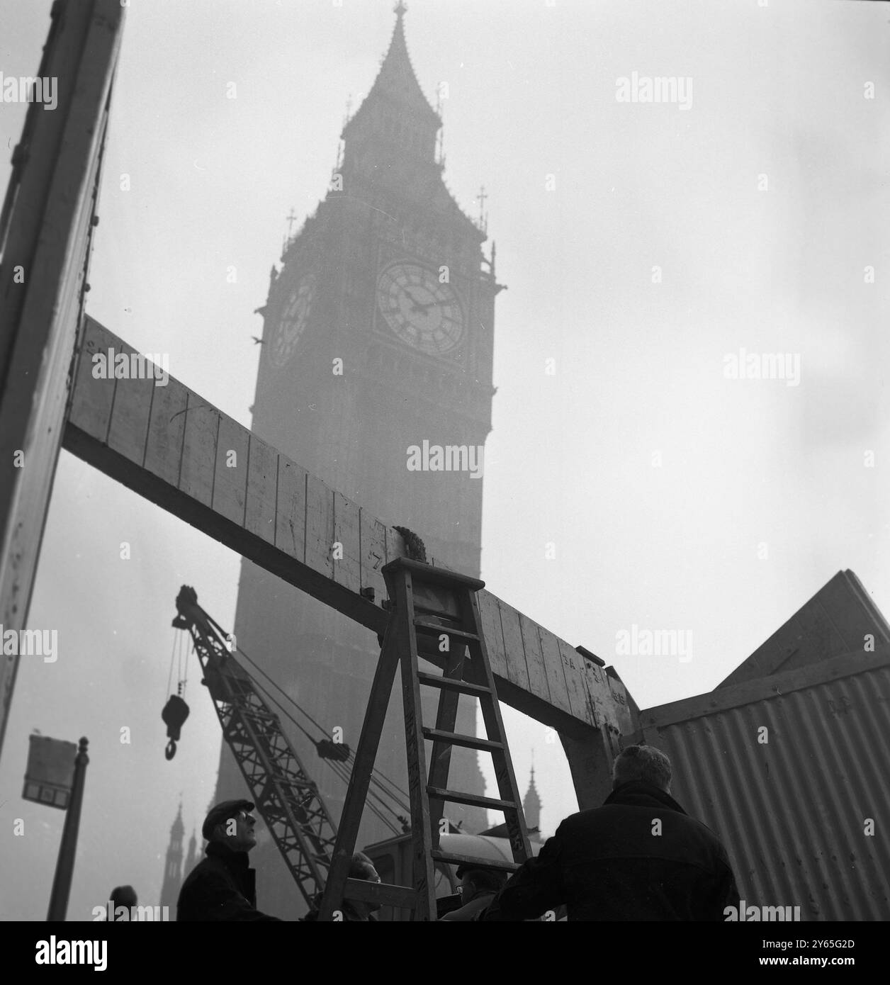 Pour Crush Control Up allez les barrières ... à Westminster . Les ouvriers du gouvernement ont commencé rapidement à ériger de grandes barrières de contrôle de la foule qui fermeront la place du Parlement , près de Westminster Hall , pendant les funérailles de Sir Winston Churchill . 25 janvier 1965 Banque D'Images