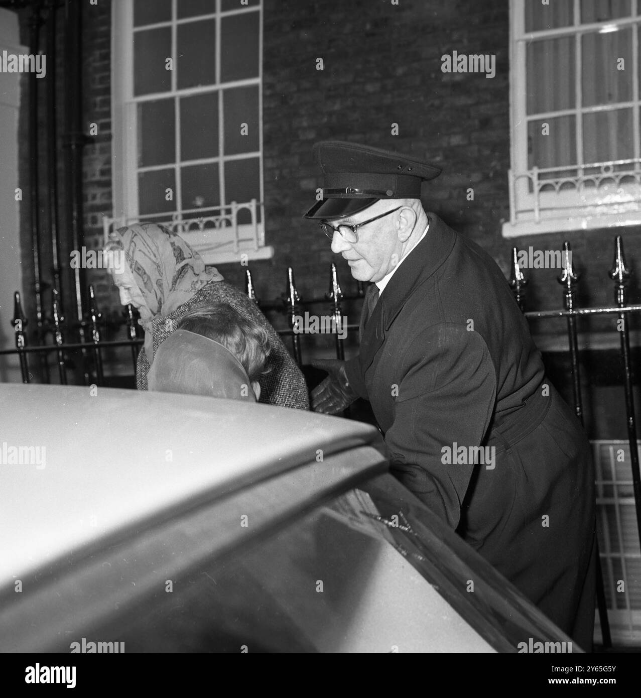 Lady Clementine revient de Drive ayant l'air triste et fatiguée de la tension et de la tristesse de ces derniers jours, Lady Clementine Churchill revient au n ° 28 , Hyde Park Gate , Londres , après avoir pris quarante-huit minutes de route avec sa fille , Mme Mary Soames . 19 janvier 1965 Banque D'Images