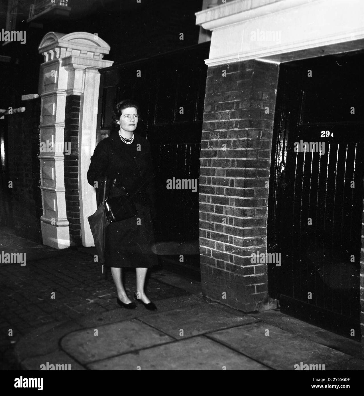 La fille de Churchill prend sortie Mme Mary Soames , fille de Sir Winston Churchill a quitté la maison de son père 28 , Hyde Park Gate , Londres , pour se promener dans une brise de blueze . On croit qu'elle est allée à l'église . 17 janvier 1965 Banque D'Images