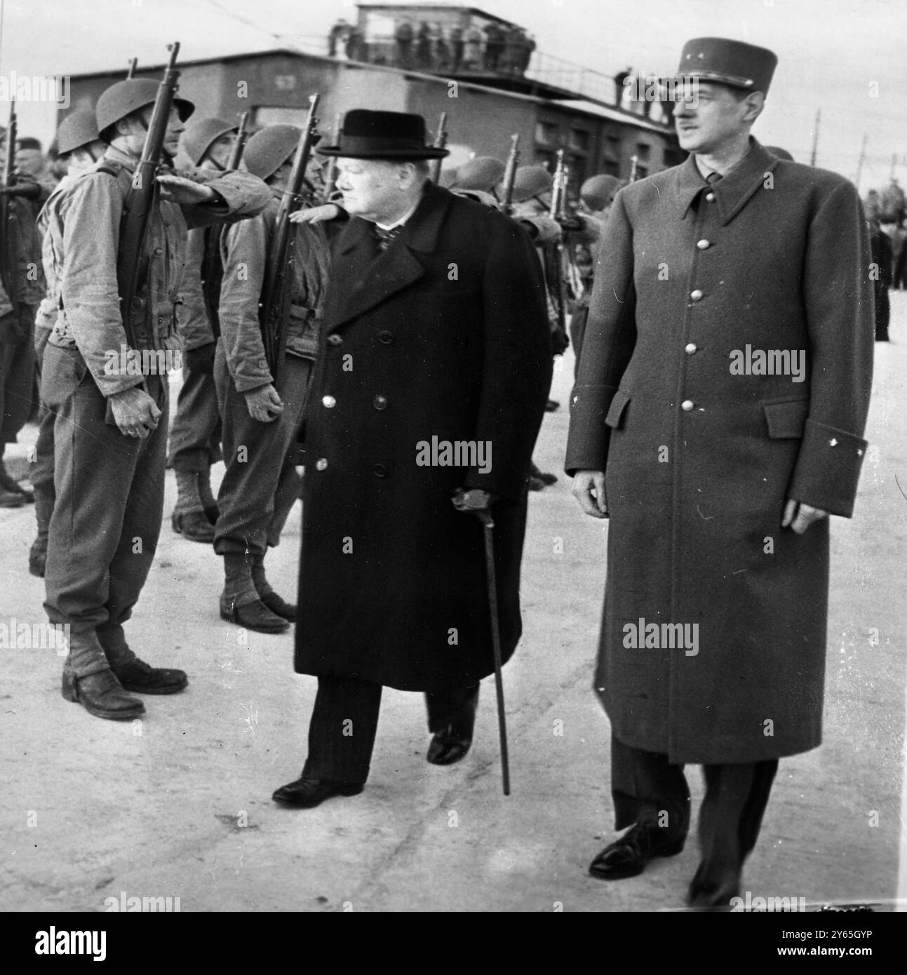 Churchill arrive à Paris M. Winston Churchill , premier ministre britannique , accompagné du général Charles de Gaulle inspecte une garde d'honneur des troupes françaises à son arrivée sur un aérodrome près d'ici . 11 novembre 1944 Banque D'Images