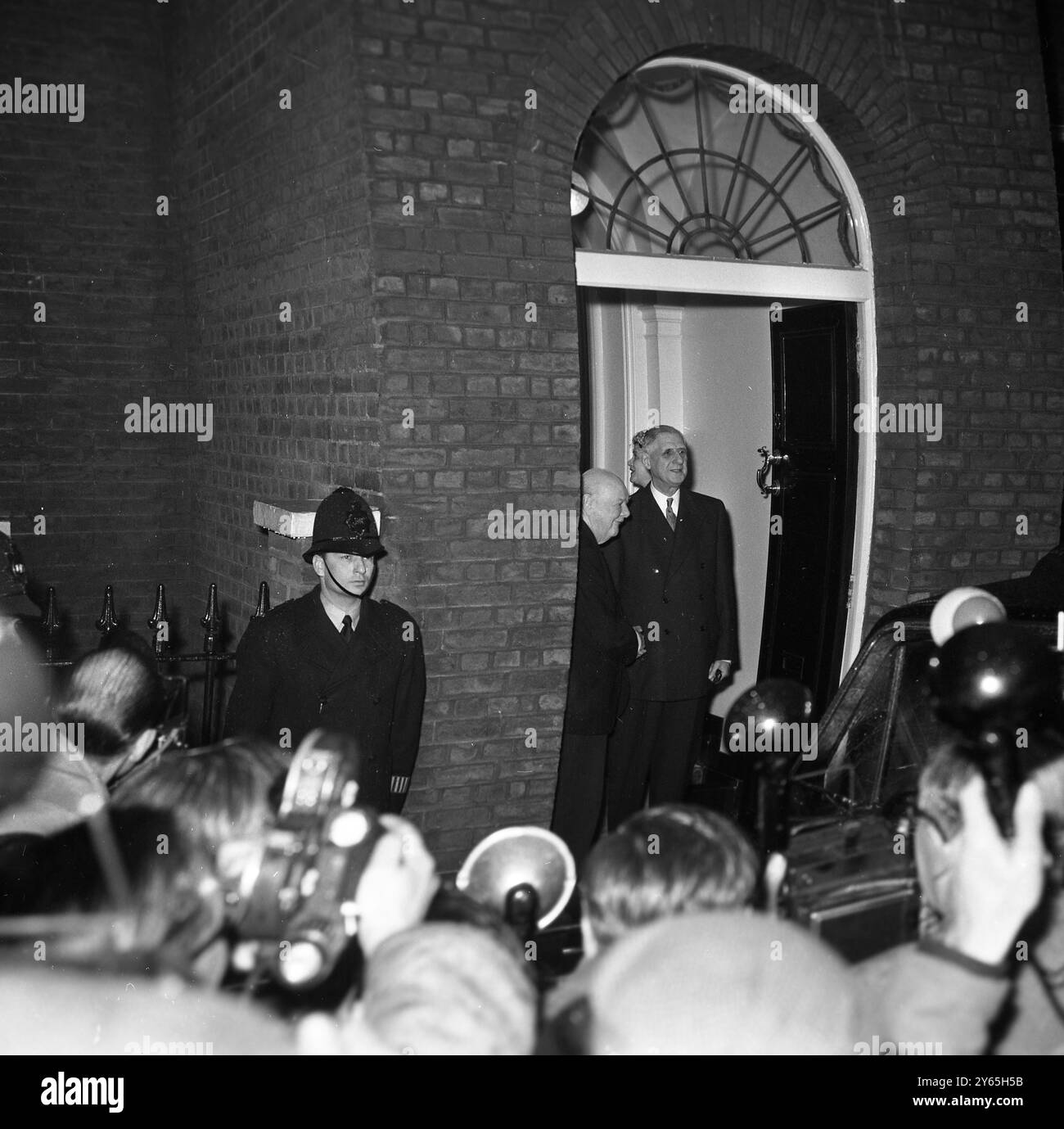 De Gaulle visite Churchill les vieux camarades se rencontrent alors que Sir Winston Churchill salue le Président de la France , le général Charles de Gaulle quand ce dernier fait appel à Sir Winston dans ses résidences Hyde Park Gate . 6 avril 1960 Banque D'Images