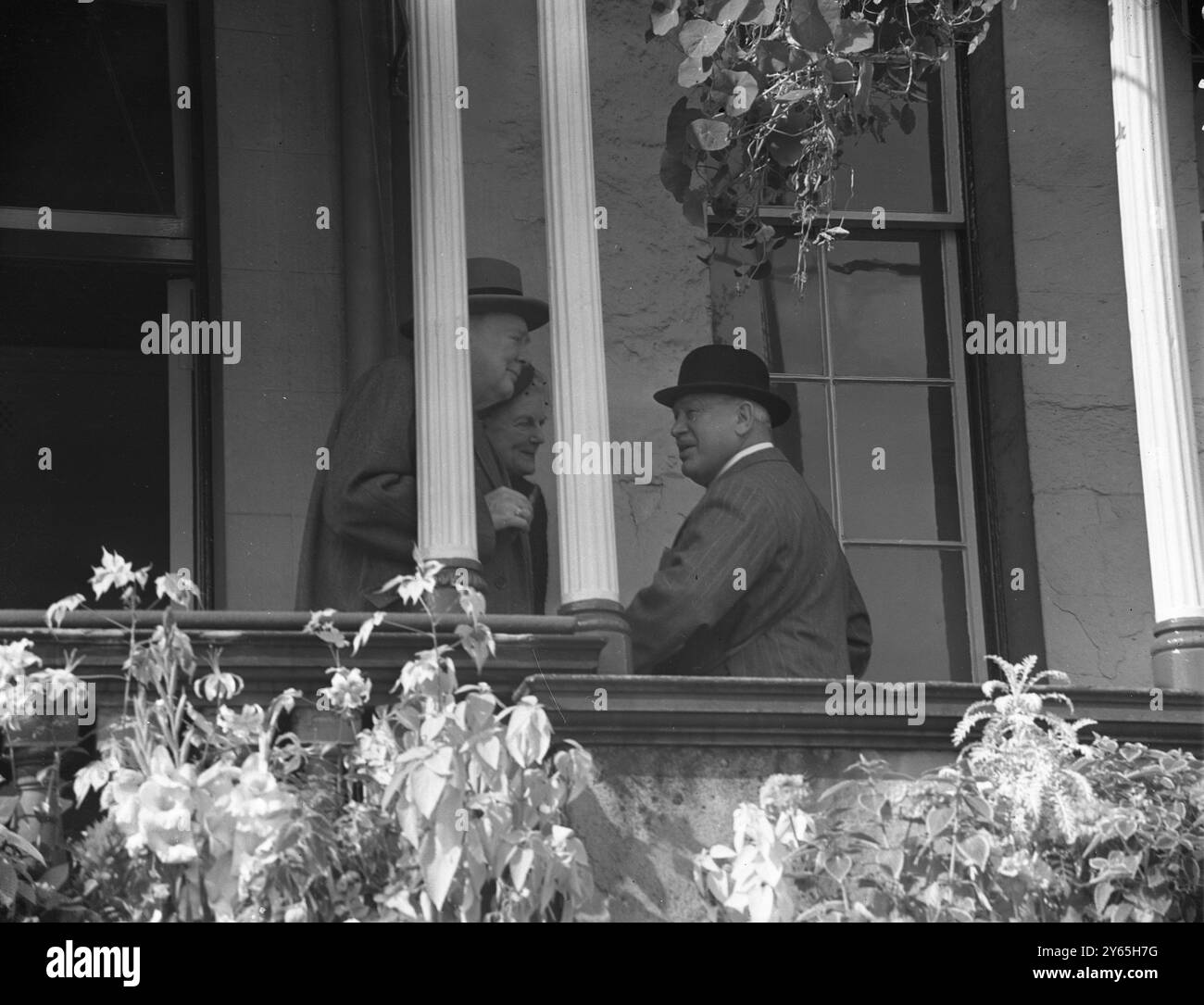Voir le St Leger Lord Roseberry ( à droite ) bavarder avec Sir Winston et Lady Churchill , dans la Royal Box quand les Churchill étaient les invités de la Reine pour regarder le classique de course de St Leger hors . Ils ont vu le cheval Queens , Aureole , prendre la troisième place le 13 septembre 1953 Banque D'Images