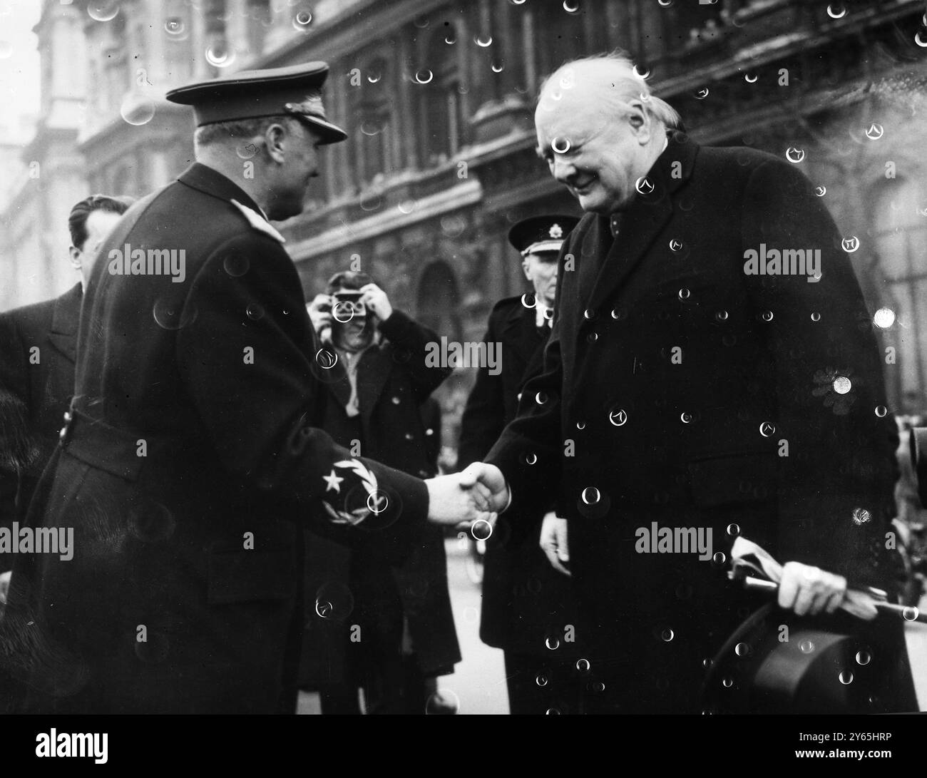 Maréchal Tito à Whitehall . Le premier Ministre Winston Churchill ( à droite ) serre la main du maréchal Tito de Yougoslavie, juste après que le dirigeant eut déposé une couronne au cénotaphe du Whitehall de Londres, peu après être arrivé en vedette à Westminster Pier pour sa visite officielle de cinq jours au Royaume-Uni. 16 mars 1953 Banque D'Images