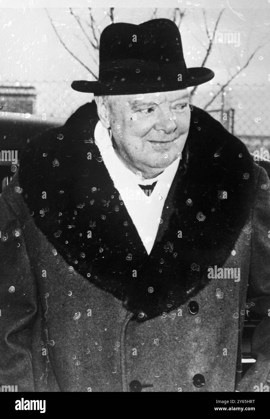 Sir Winston visite le Centre atomique . Sir Winston Churchill à son arrivée en visite à l'Atomic Weapons Research Establishment à Aldermaston , à l'invitation de l'Atomic Energy Authority du Royaume-Uni . 4 décembre 1957 Banque D'Images