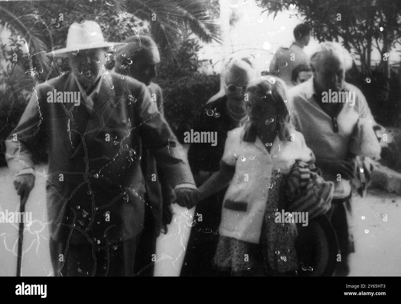 Sir Winston marche main dans la main avec Arabella . À la veille de leur 50e anniversaire de mariage , Sir Winston et Lady Churchill , accompagnés de leur fils Randolph Churchill , et de leur petite-fille Arabella Churchill . 11 septembre 1958 Banque D'Images