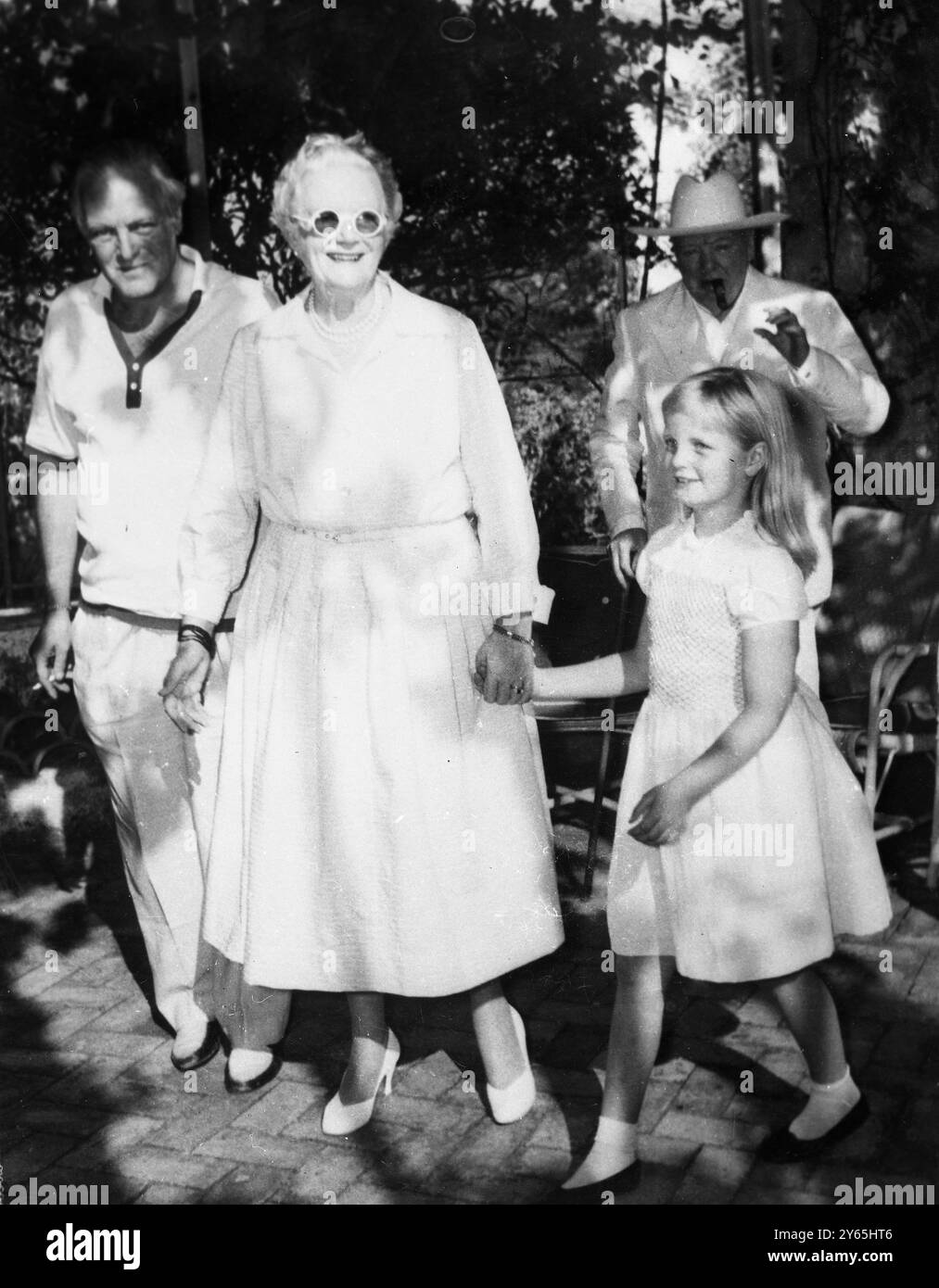 Tout est d'or pour les Churchill le soleil est d'or , les souvenirs des cinquante dernières années ensemble sont enfilés d'or , alors que Sir Winston et Lady Churchill célèbrent leur anniversaire d'or du jour de leur mariage . Avec eux se trouvent leur fils , Randolph ( à gauche ) et leur petite-fille , Arabella Churchill . 13 septembre 1958 Banque D'Images