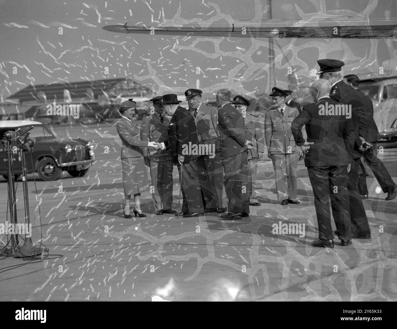 Sir Winston remercie l'hôtesse de l'air Stateman Sir Winston Churchill serre la main avec le stewardedss Kathleeen Dyer , de South Farnborough , Hampshire , comme il remercie l'équipage de l'avion dans lequel lui et Lady Churchill ont volé à la maison de leurs vacances siciliennes . Cet incident s'est produit à l'aéroport de Lonodn , après l'arrivée de Sir Winston et Lady Churchill sur un avion de ligne British European Airways Viscount . 26 avril 1955 Banque D'Images