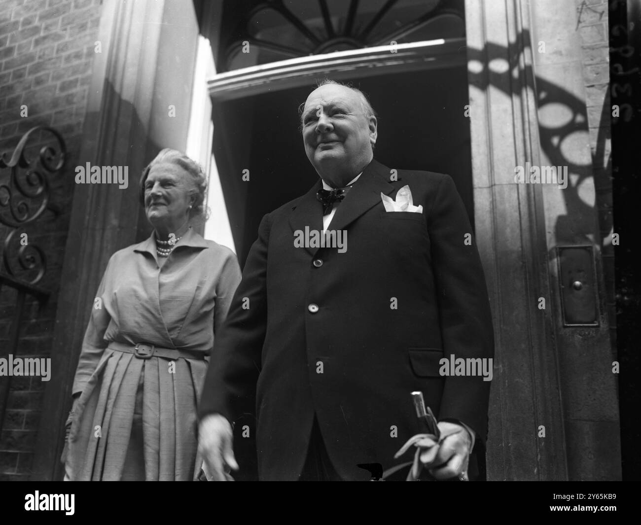 Churchills à Downing Street pour la réception après Eden Wedding. Le premier ministre , Winston Churchill sourit sur la foule devant le n ° .10 Downing Street , comme avec Mme Churchill il arrive à sa résidence après le mariage au Caxton Hall du ministre des Affaires étrangères , Anthony Eden et Mlle Clarissa Spencer Churchill . 14 août 1952 Banque D'Images