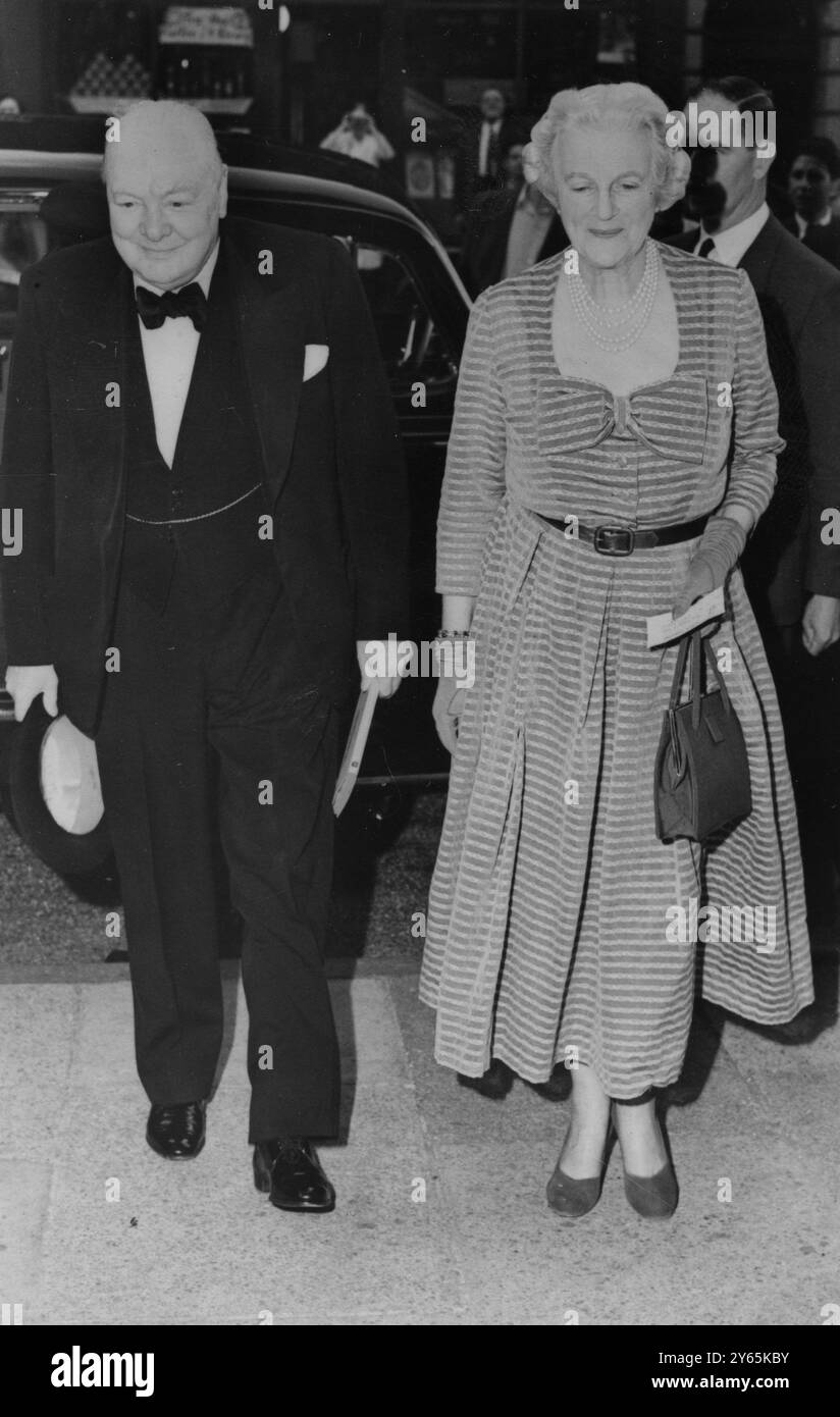 Churchills ont la nuit au Théâtre. M. et Mme Churchill arrivent au Scala Theatre de Londres pour la production de Roméo et Juliette à Cambridge . C'était la première nuit pour Mme Churchill depuis ses vacances de convalescence en Italie. 14 août 1952 Banque D'Images