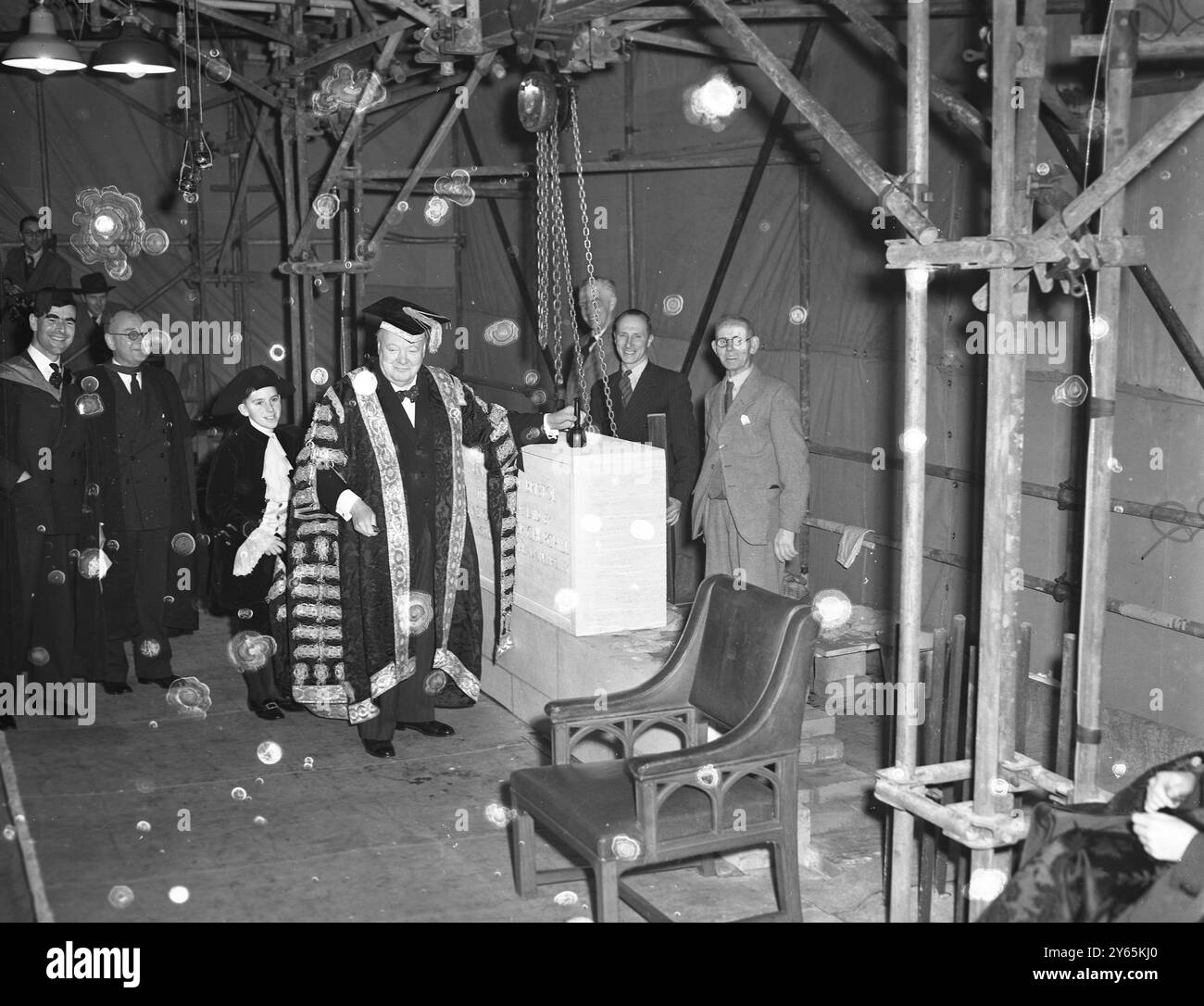 Churchill Lays University College Foundation Stone . Le premier ministre Winston Churchill pose la première pierre de la nouvelle école d'ingénieurs de l'Université de Bristol lors d'une visite à l'Université. 14 décembre 1951 Banque D'Images