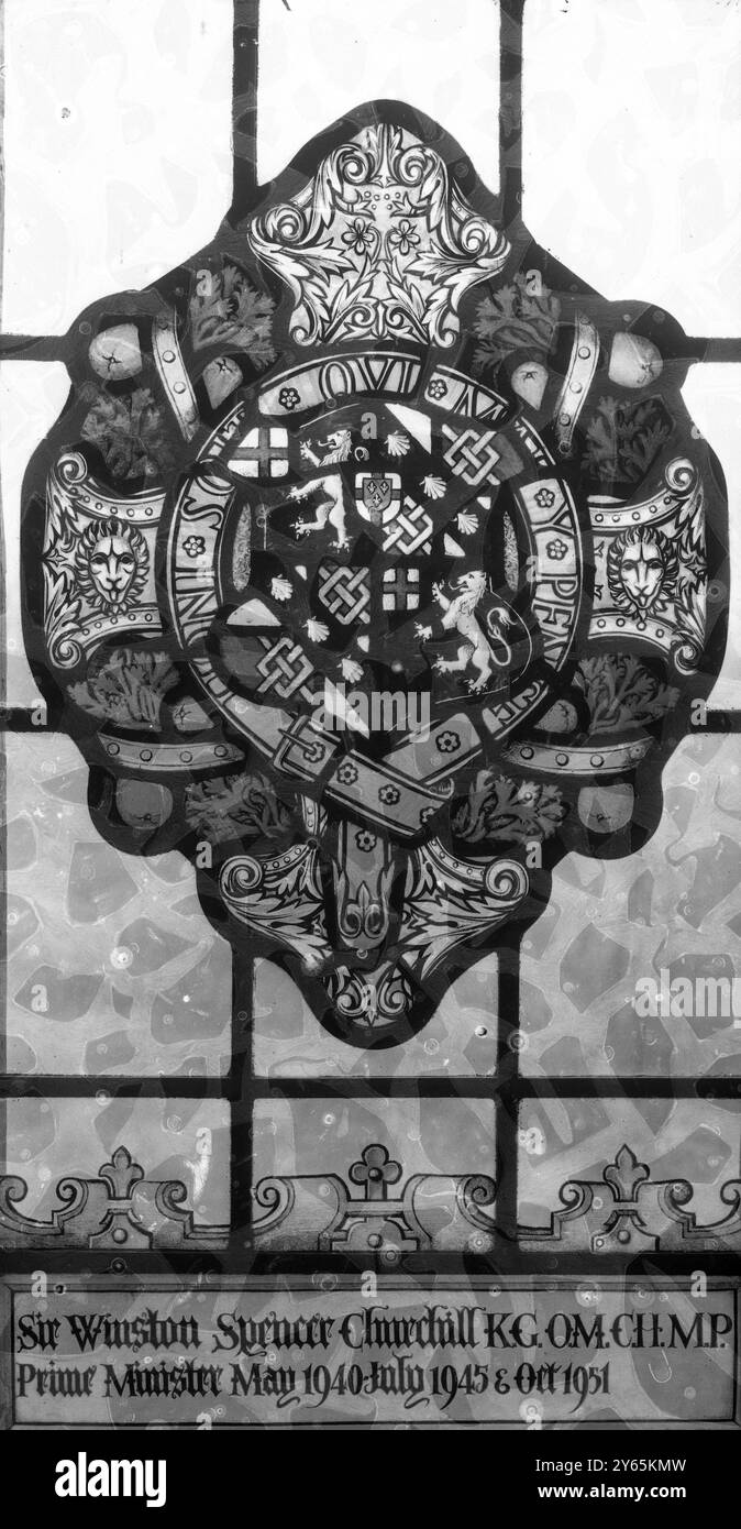 Sir Winston ' s New Arms for ' Chequers ' Window . La nouvelle fenêtre, qui incorpore les nouvelles armoiries de Sir Winston Churchill , qui seront érigées à ' Chequers ' avec les armoiries d'autres premiers ministres , se trouve dans le studio de verre de Wealdstone où elle a été redessinée à la suite de l'attribution, l'année dernière, d'une chevalerie au premier Ministre. 19 novembre 1954 Banque D'Images