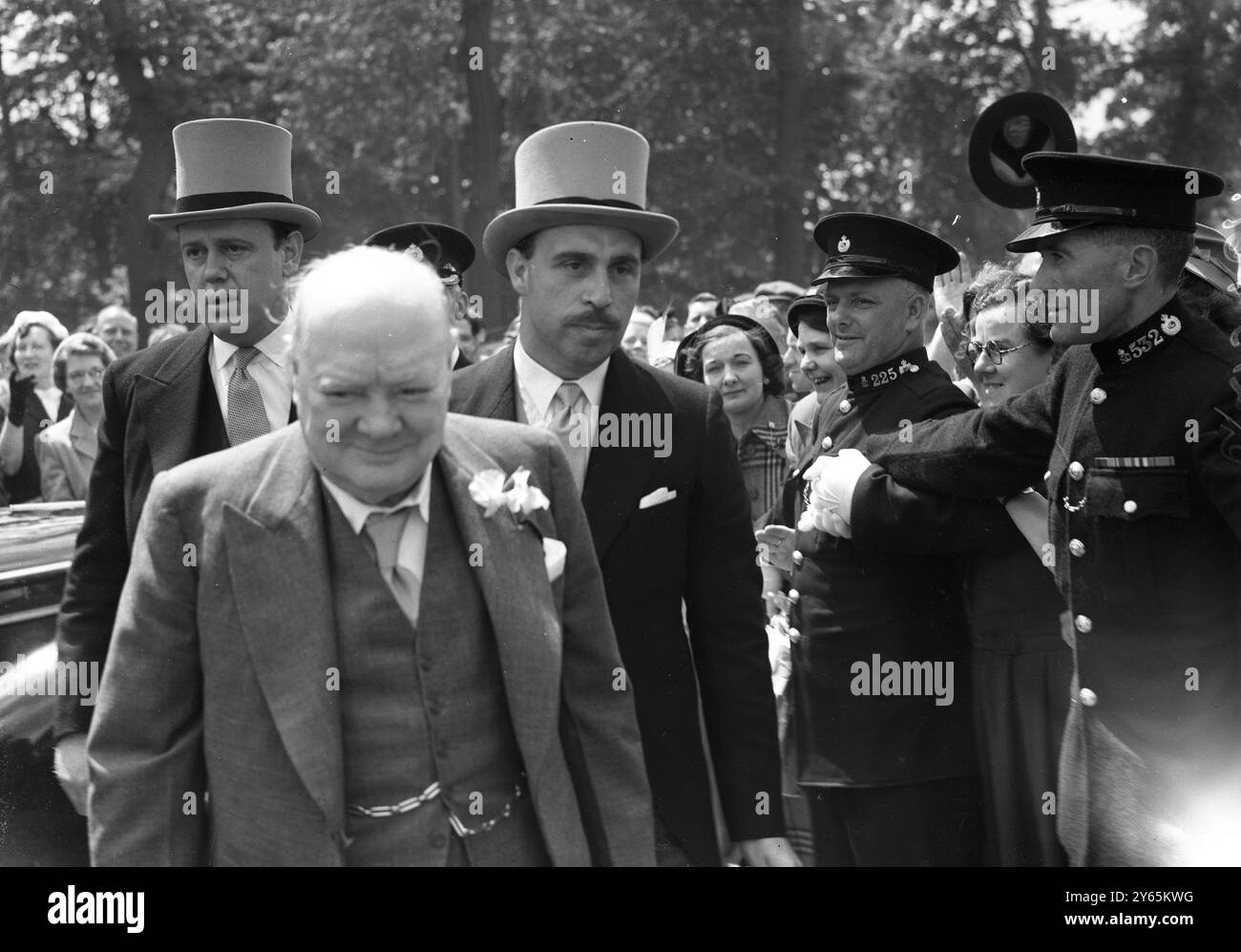 Le propriétaire du parcours souriant , Winston Churchill , avec des fleurs dans son boutonnière , arrive à Ascot pour le troisième jour de la réunion de course Royal Ascot . Son beau-fils , Christopher Soames est avec lui ( à gauche ) le 14 juin 1951 Banque D'Images