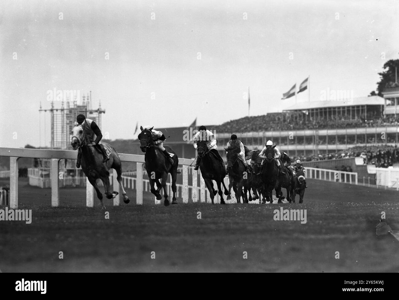 Colonist échoue à tenir la tête de la Gold Cup alors que le champ de la Gold Cup arrondit le virage, c'est le Colonist II de M. Churchill qui mène la Pan II , monté par R Poicelet . La finition cependant , a vu les positions inversées . Le troisième de la course était Alizier ( F Palmer Up ) . 14 juin 1951 Banque D'Images