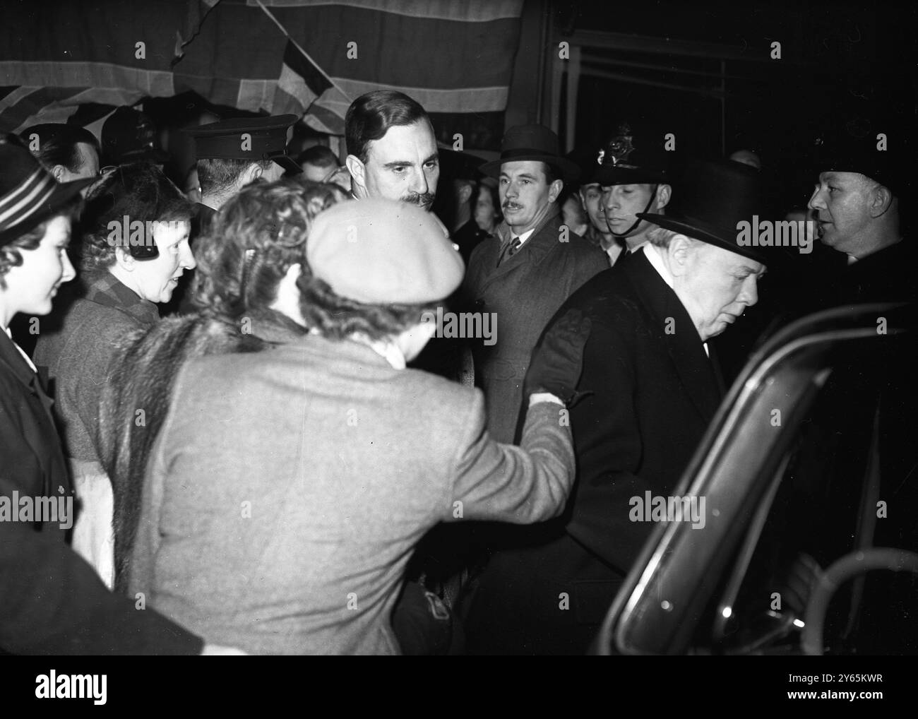 Un Pat dans le dos pour Winston Une femme admiratrice tape le dos de M. Winston Churchill, le chef conservateur, alors qu'il quittait les salles de son comité électoral alors qu'il faisait la veille de la tournée électorale de sa circonscription. 24 octobre 1951 Banque D'Images