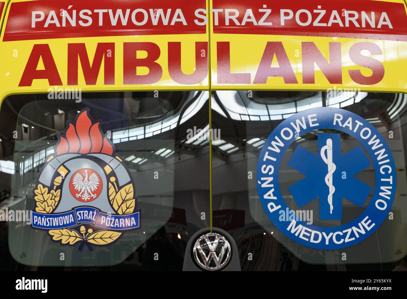 Poznan, Pologne. 26 avril 2022. Pompiers polonais et logos de secours médicaux sur ambulance Banque D'Images