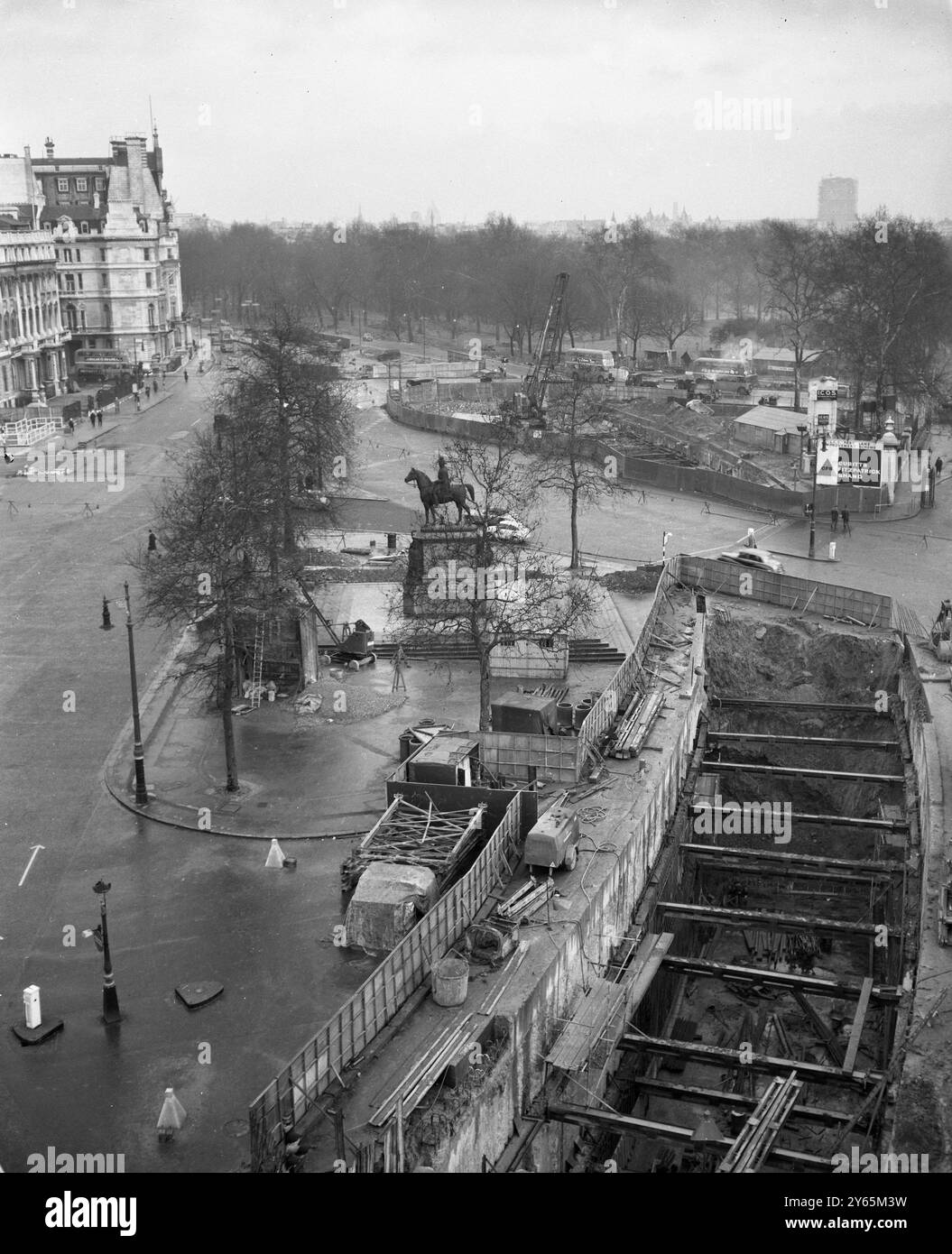 Les travaux de construction du nouveau passage souterrain ont commencé à Hyde Park Corner derrière la statue du duc de Wellington. Il s'agissait d'une section des améliorations de la route Marble Arch - Park Lane - Hyde Park Corner. Cela faisait partie d'un plan pour soulager la congestion du trafic sur les routes du centre de Londres. Il a été ouvert en 1962 le 6 février 1961 Banque D'Images