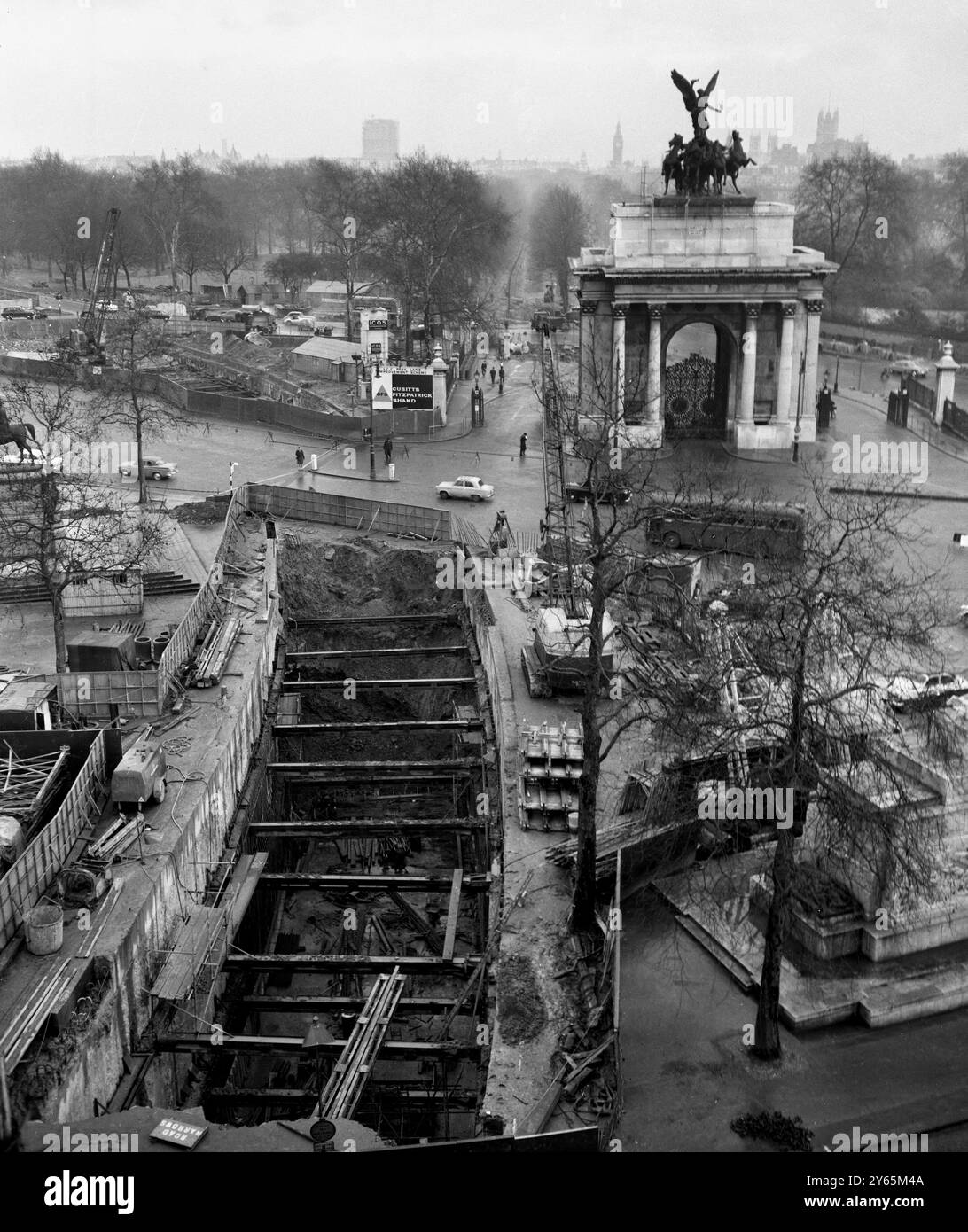 Les travaux de construction du nouveau passage souterrain ont commencé à Hyde Park Corner derrière la statue du duc de Wellington près de l'arche de Wellington. Il s'agissait d'une section des améliorations de la route Marble Arch - Park Lane - Hyde Park Corner. Cela faisait partie d'un plan pour soulager la congestion du trafic sur les routes du centre de Londres. Il a été ouvert en 1962 le 6 février 1961 Banque D'Images