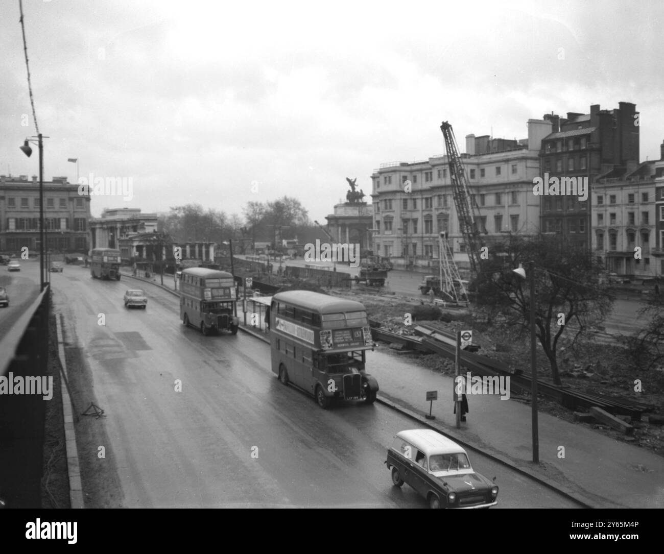 Les bus londoniens passant devant la construction du nouveau passage supérieur - juste une section de la plus large Marble Arch - Park Lane - Hyde Park Corner améliorations de la route. L'arche de Wellington peut être vue en arrière-plan. Cela faisait partie d'un plan pour soulager la congestion du trafic sur les routes du centre de Londres. Il a été ouvert en 1962. 6 février 1961 Banque D'Images