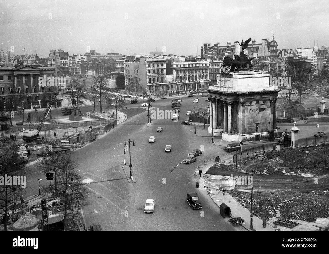 Les travaux de construction du nouveau passage souterrain ont commencé à Hyde Park Corner derrière la statue du duc de Wellington près de l'arche de Wellington. Il s'agissait d'une section des améliorations de la route Marble Arch - Park Lane - Hyde Park Corner. Cela faisait partie d'un plan pour soulager la congestion du trafic sur les routes du centre de Londres. Il a été ouvert en 1962 le 6 février 1961 Banque D'Images