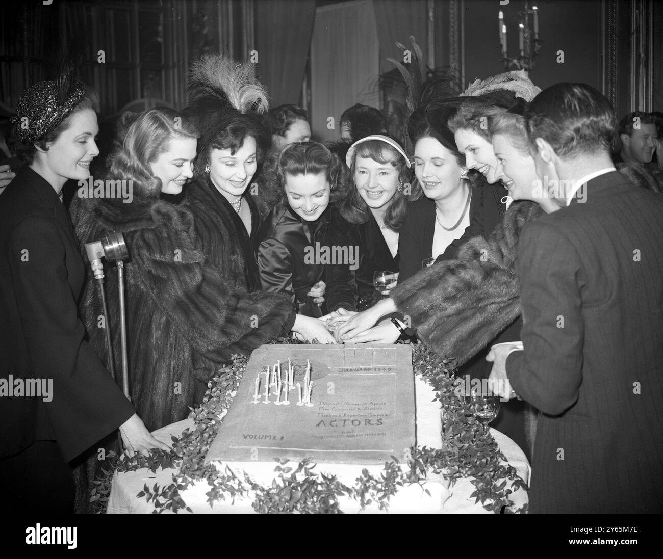 Les étoiles célèbrent l'anniversaire de Spotlight . Une partie de la galaxie d’étoiles s’est réunie autour du gâteau à l’Hôtel Ritz pour célébrer le 21e anniversaire du Spotlight Casting Directory et la publication du premier numéro du Spotlight américain et européen. Inclus dans la photo sont Googie Withers , Pat Roc , Dulcie Gray , Sally Gray , Margaretta Scott et Sheila SIM 15 mars 1949 Banque D'Images