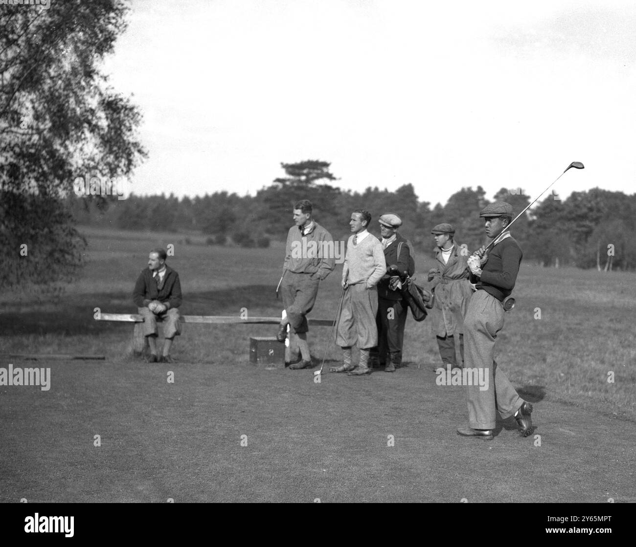 Le match de golf Worplesdon Club versus Cambridge University à Worplesdon . Le golfeur japonais S Inouye , qui joue pour l'Université de Cambridge , regardant son parcours du green . Les autres concurrents sont , de gauche à droite ; RG Mills ( Worplesdon ) Sitting , RT Pease , ( Cambridge ) et Captain W Delves Broughton . 28 octobre 1933 Banque D'Images