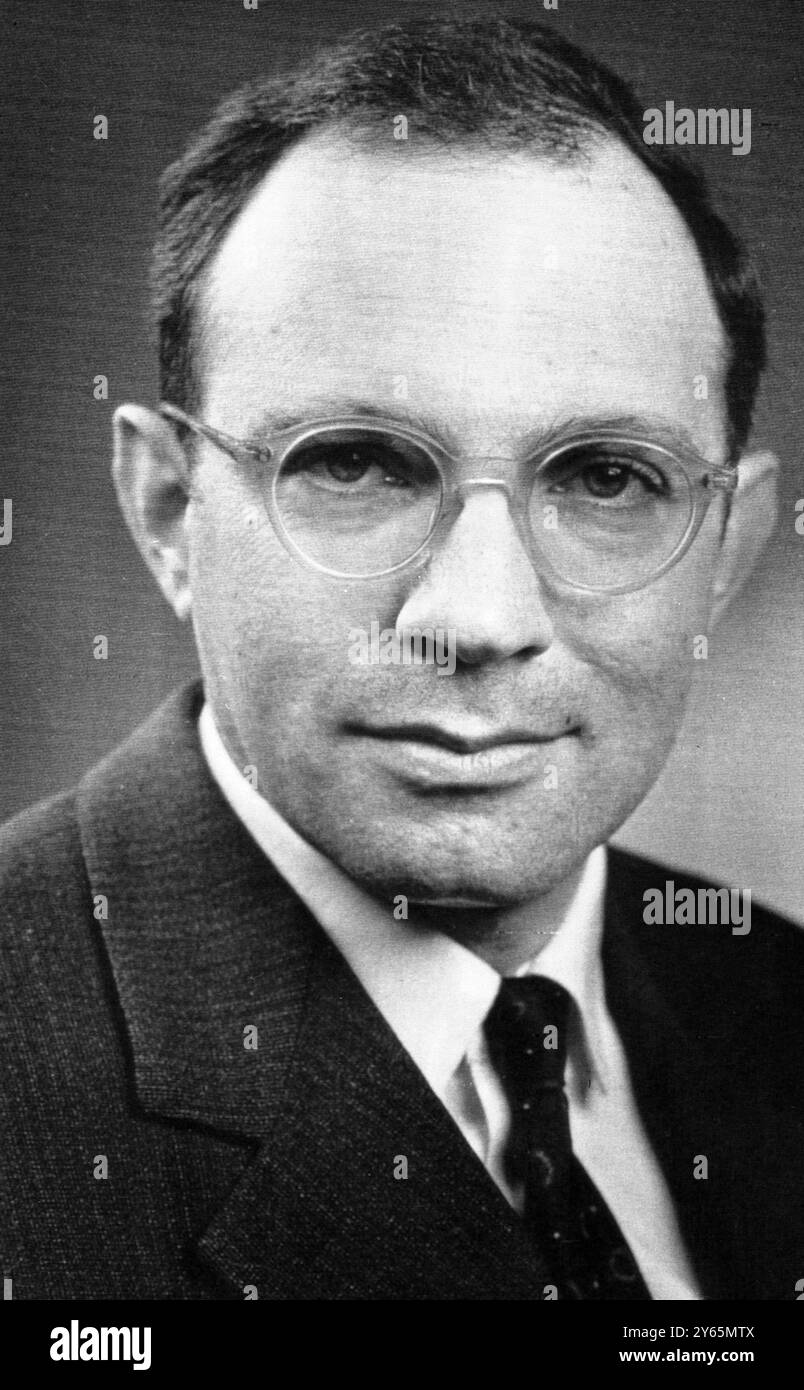 Dr Yuval ne'eman , de l'Institut californien de technologie , et l'un des physiciens théoriciens liés à la plus grande découverte physique de ces dernières années - l'existence de la particule Omega - MINUS , confirmant l'une des théories les plus audacieuses de la physique fondamentale moderne . 23 février 1964 Banque D'Images