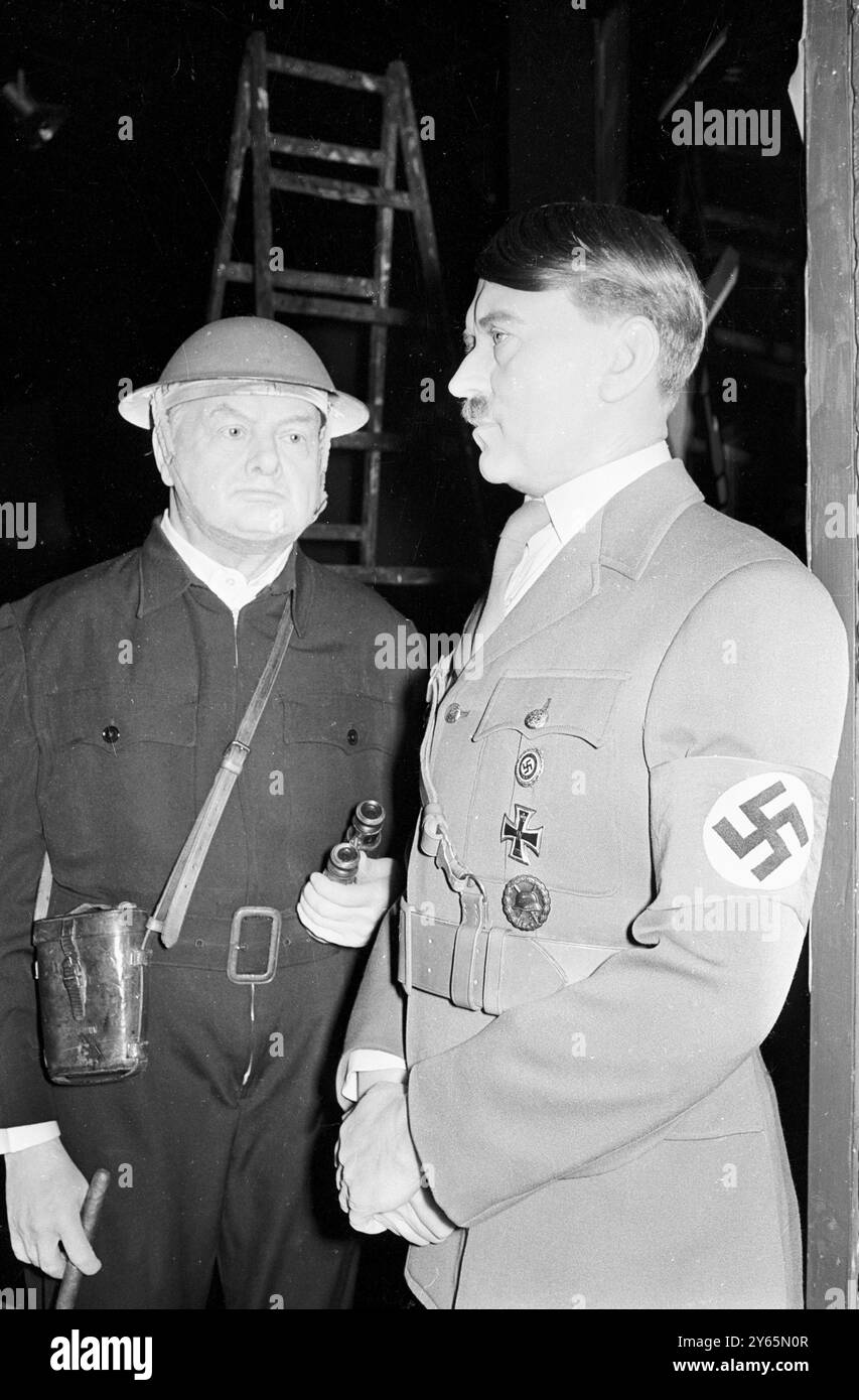 Les vieux ennemis se rencontrent à nouveau - à Tussauds Londres : face à face ...... Sir Winston Churchill , premier Ministre britannique de la guerre, et Adlolf Hitler. Ils se retrouvent ensemble dans une nouvelle exposition aux cires de Madame Tussaud à Londres . Il est approprié qu'une nouvelle exposition à ' The Few ' ouvre à l'usine de cire, car c'est un Hitler de 1000 livres qui a détruit le cinéma Tussaud lors du Blitz de Londres de 1940. 19 mai 1969 Banque D'Images