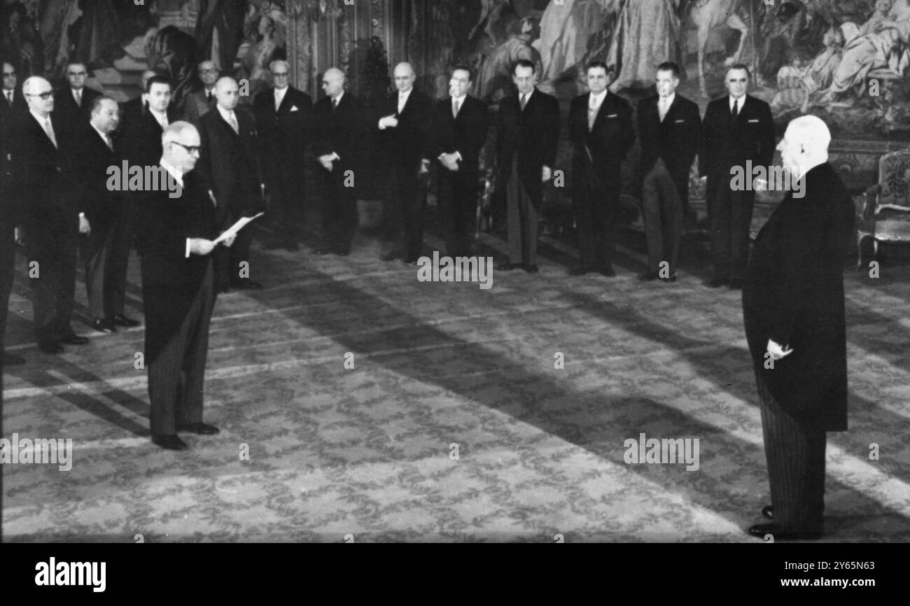 Gaston Palewski , Président du Conseil constitutionnel (à gauche) est représenté face au général Charles de Gaulle alors que les membres du Conseil constitutionnel regardent . 8 janvier 1966 Banque D'Images