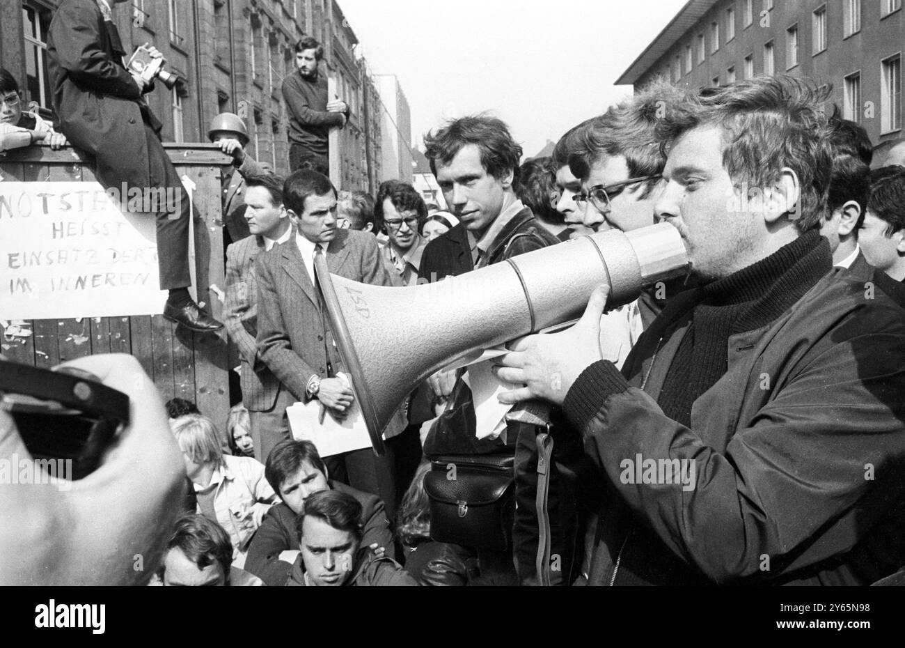 Daniel Cohn-Bendit , leader de la rébellion étudiante de gauche en France, s'adressant à des étudiants devant l'université de Francfort avant de se lancer dans sa tentative infructueuse de rentrer en France , qui l'a interdit . Il est au premier plan avec loudhailer . 25 mai 1968 Banque D'Images