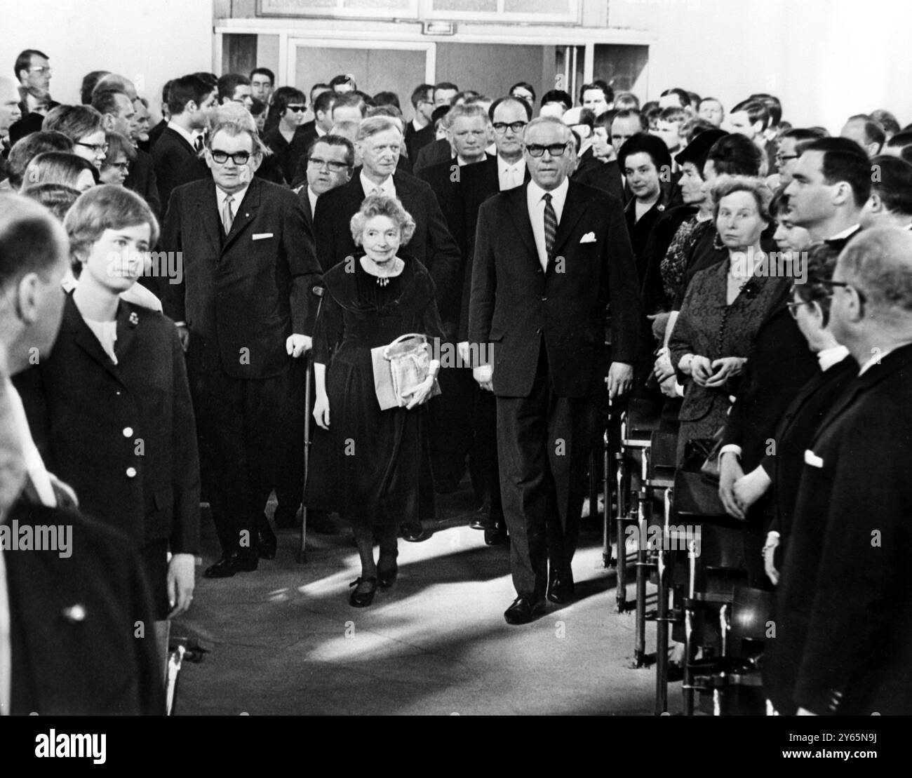 Ovation pour poète comme elle reçoit le Prix de la paix . La poétesse d'origine allemande Nelly Sachs reçoit une Ovation debout à la Paulskirche de Francfort alors qu'elle est amenée à recevoir le Prix de la paix 1965 de la Fédération allemande des libraires. Elle est encadrée par George August Zinn (à droite) Ministre-Président de la Hesse ; et Siegfriend Lenz , Ministre allemand de la Science et de la recherche le 19 octobre 1965 Banque D'Images