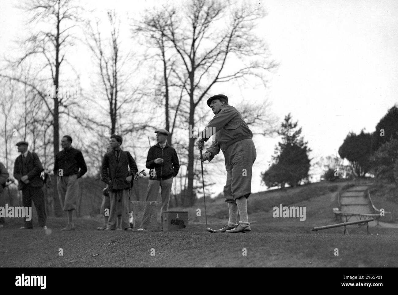 Le match de golf entre la Household Brigade et le Royal Wimbledon au Worplesdon Golf Club . Major AD Bridge regarde le vol de sa balle. 1933 Banque D'Images