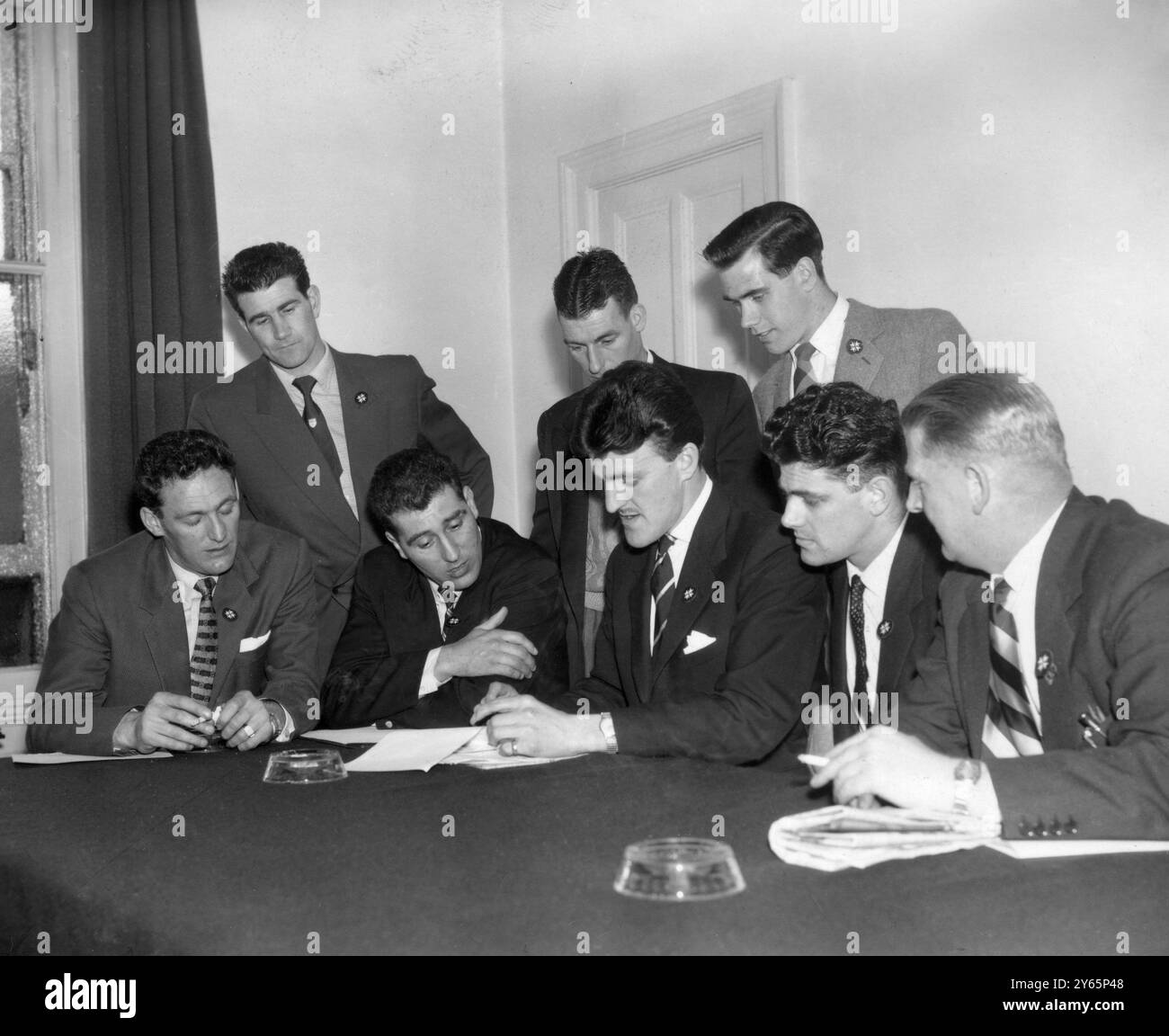 Le président de l'Union des joueurs, Jimmy Hill, a des entretiens avec des footballeurs avant la réunion d'aujourd'hui à Sheffield de la commission mixte de la Ligue de football et de l'Association de football , qui enquête sur les paiements illégaux présumés aux joueurs . Ils sont de gauche à droite ; Ray Daniel , Ken Chisholm , Jimmy Hill , Willie Fraser et Cliff Lloyd. À l'arrière ; George Aitken , Billy Elliott et John Hannigan . 17 mai 1957 Banque D'Images