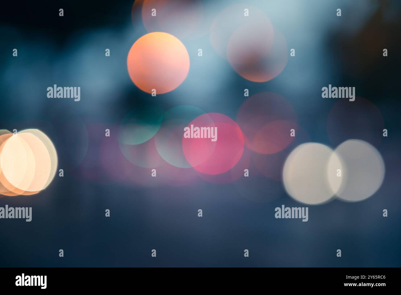 Une belle composition abstraite avec des lumières floues avec un effet bokeh sur un fond sombre et sombre parfait à des fins décoratives. Banque D'Images