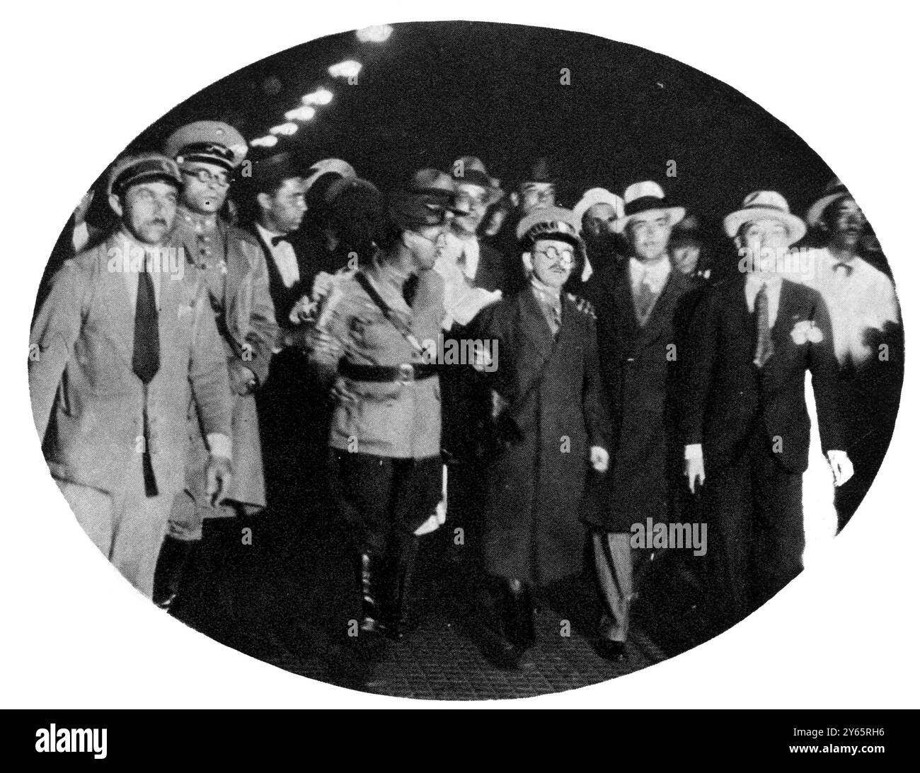 La guerre civile brésilienne a pris fin. Le général Klinger (personnage en uniforme en manteau foncé) commandant des forces Paulista, arrivant à Rio sous arrestation. Octobre 1932 Banque D'Images