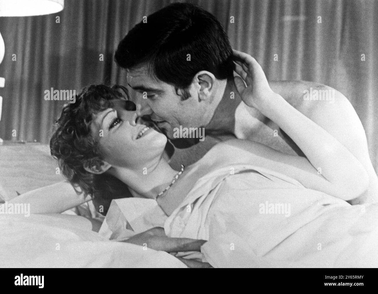 George Lazenby filme une scène avec Angela Scoular Banque D'Images