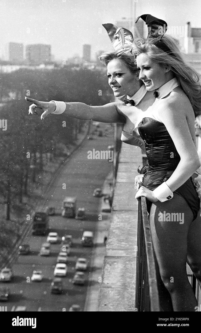Profiter du soleil du printemps et vue abirds de Hyde Park depuis le toit du Playboy Club dans Park Lane sont Bunny Girls Julie (à gauche) et Nicky. Mai 1968 Banque D'Images